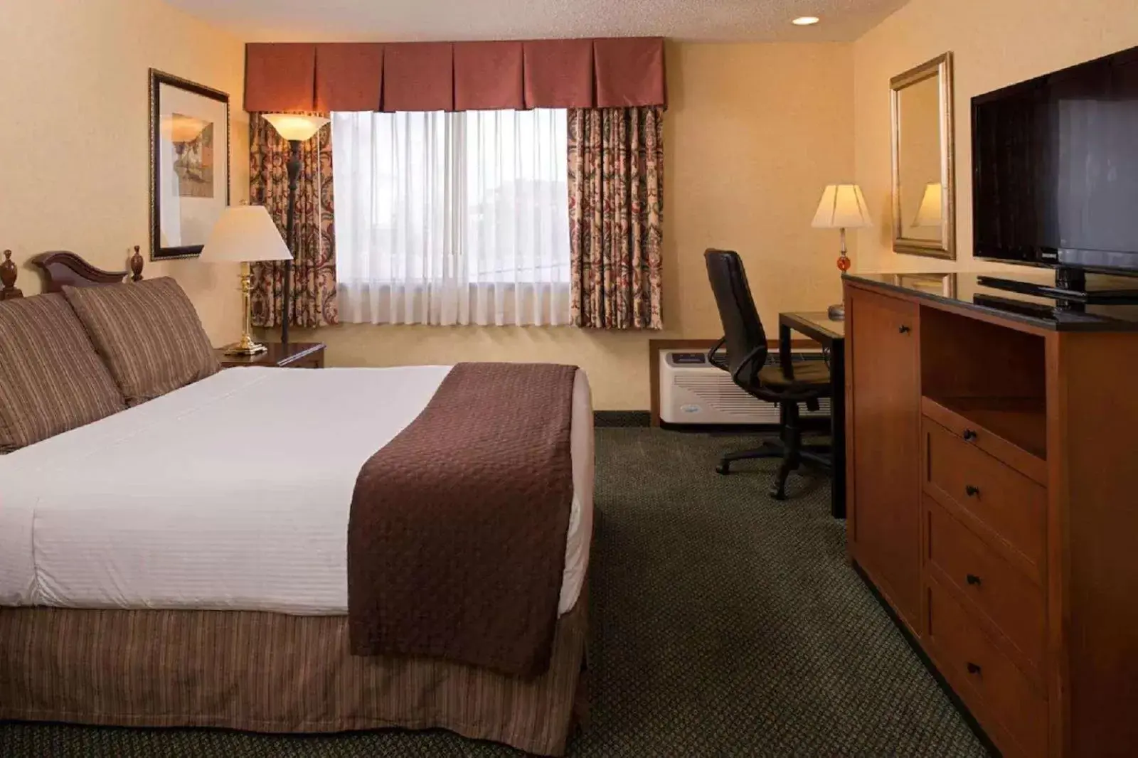 Bedroom, Bed in Red Lion Hotel Pasco Airport & Conference Center