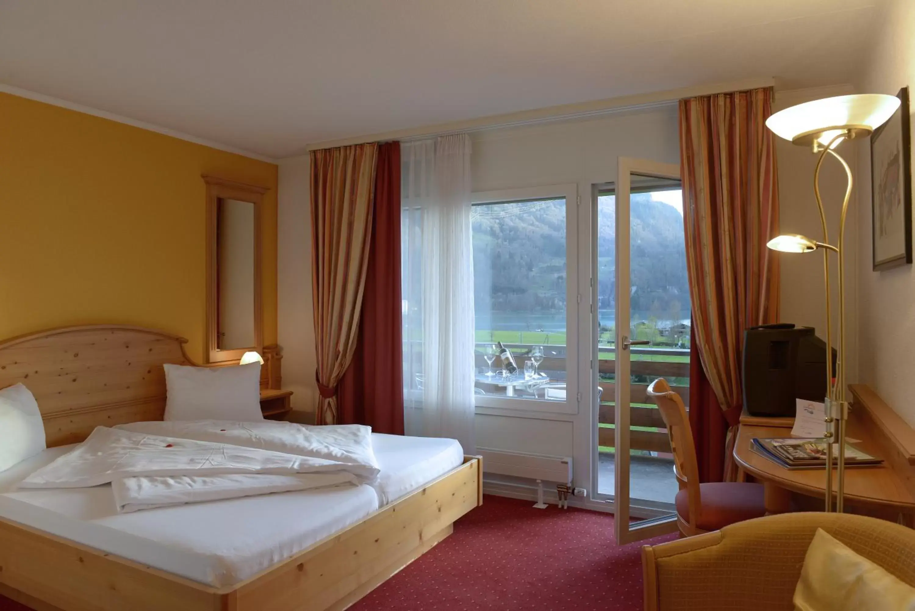 Lake view, Bed in Hotel Brienz