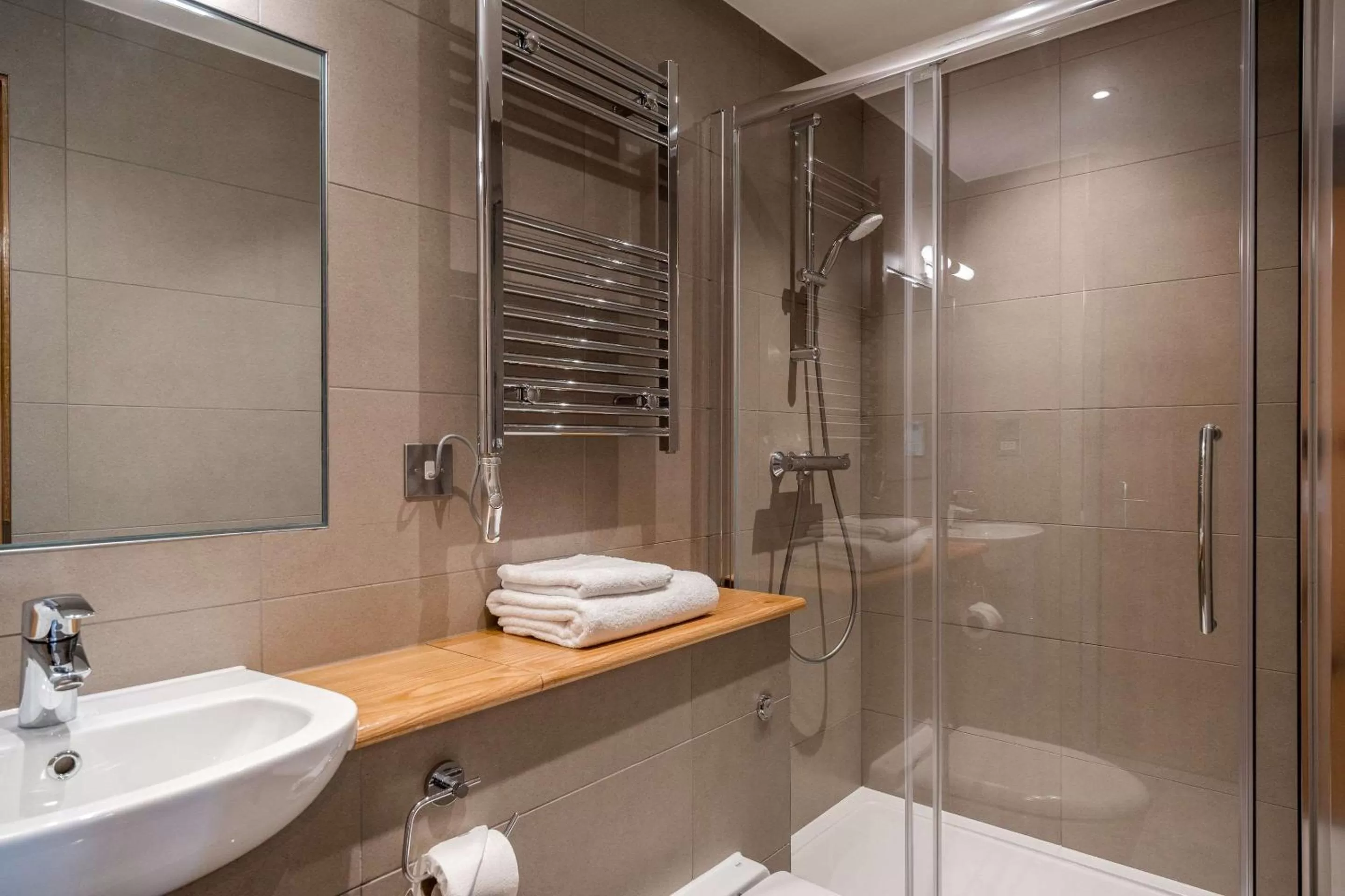 Bathroom in Comfort Inn Hyde Park