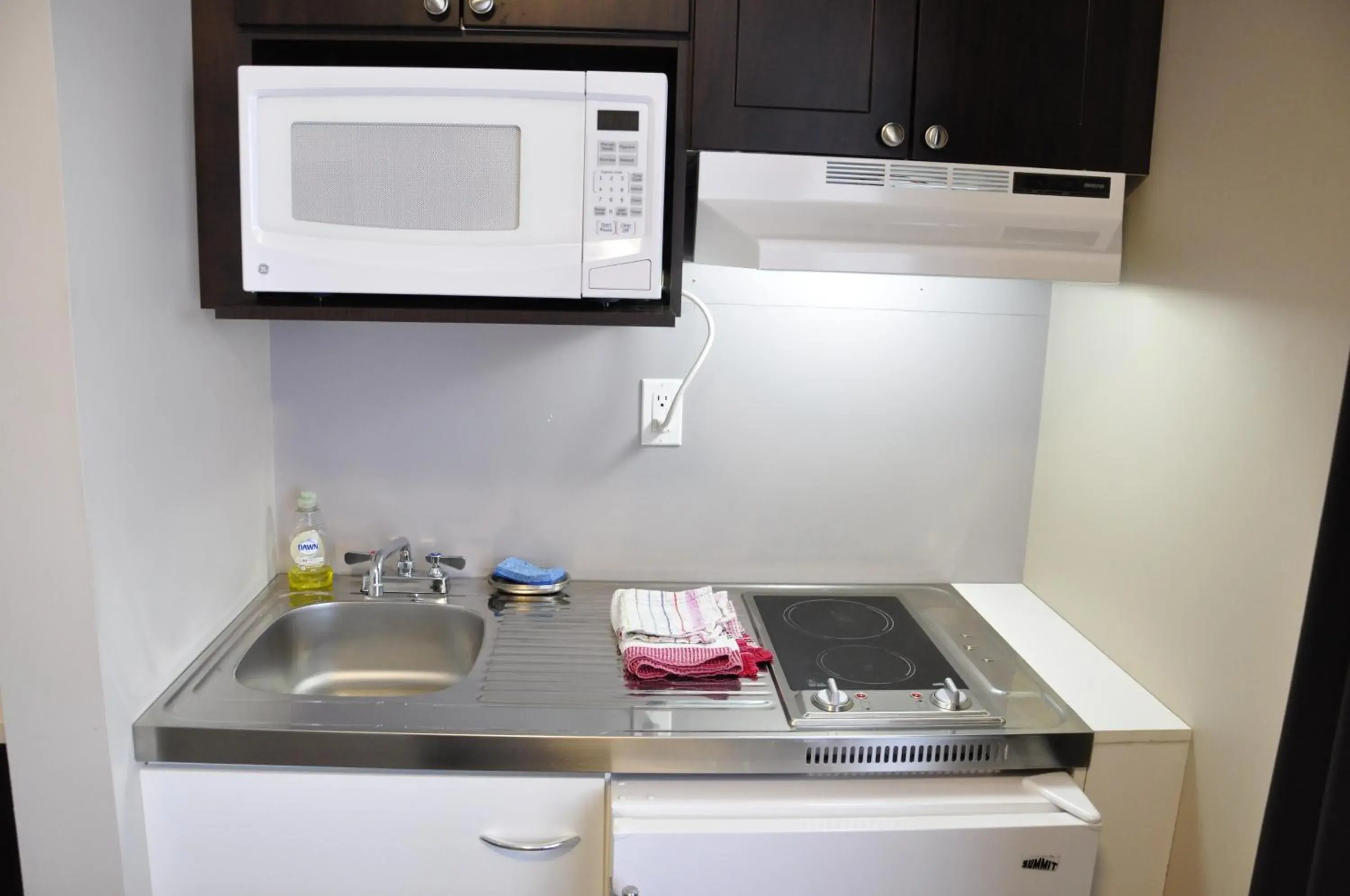 Kitchen or kitchenette, Kitchen/Kitchenette in Moonlight Inn & Suites