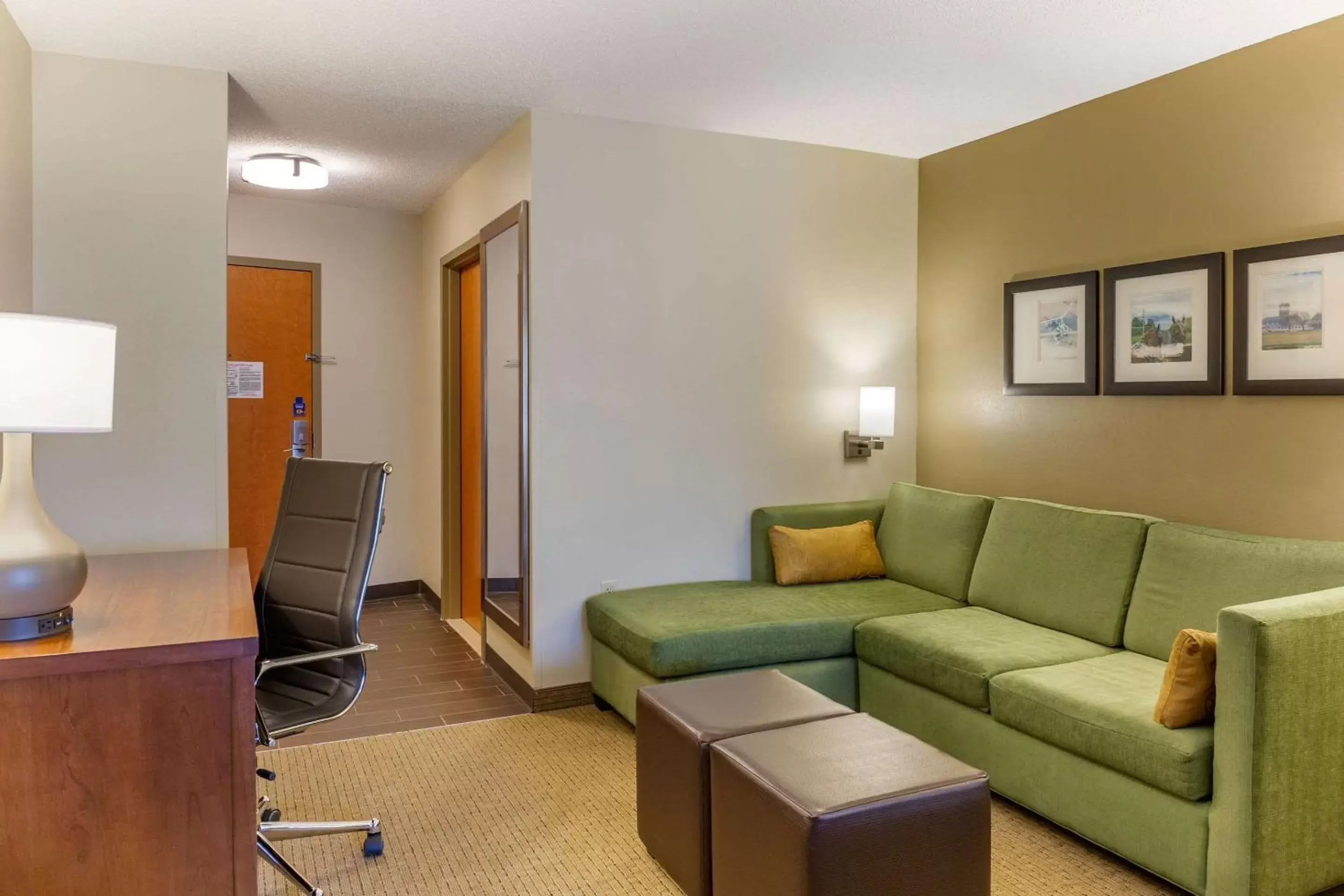 Bedroom, Seating Area in Comfort Suites Amish Country