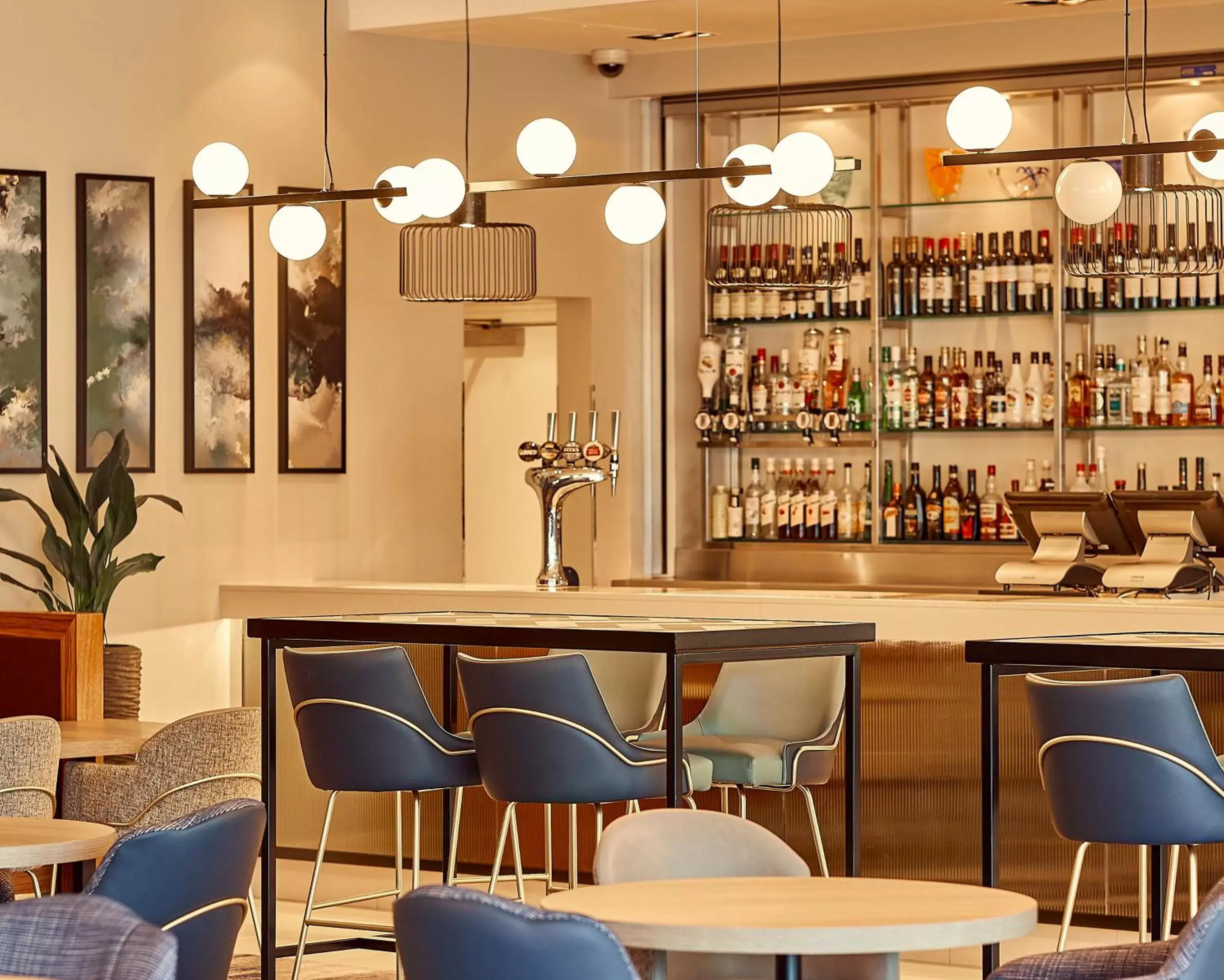 Lounge or bar in Crowne Plaza Reading Lounge or bar in Crowne Plaza Reading