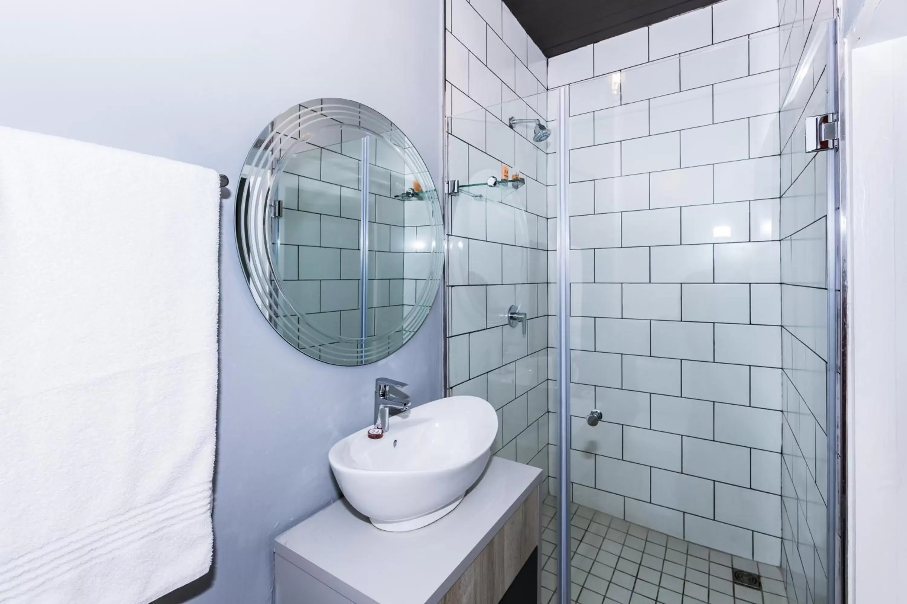 Shower, Bathroom in InnsCape on Castle Hotel