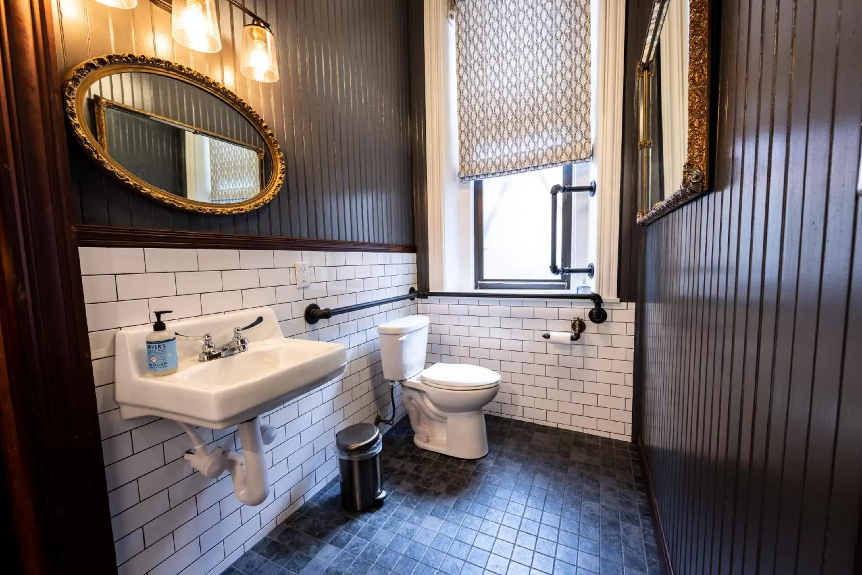 Bathroom in Traveler's Rest Hotel