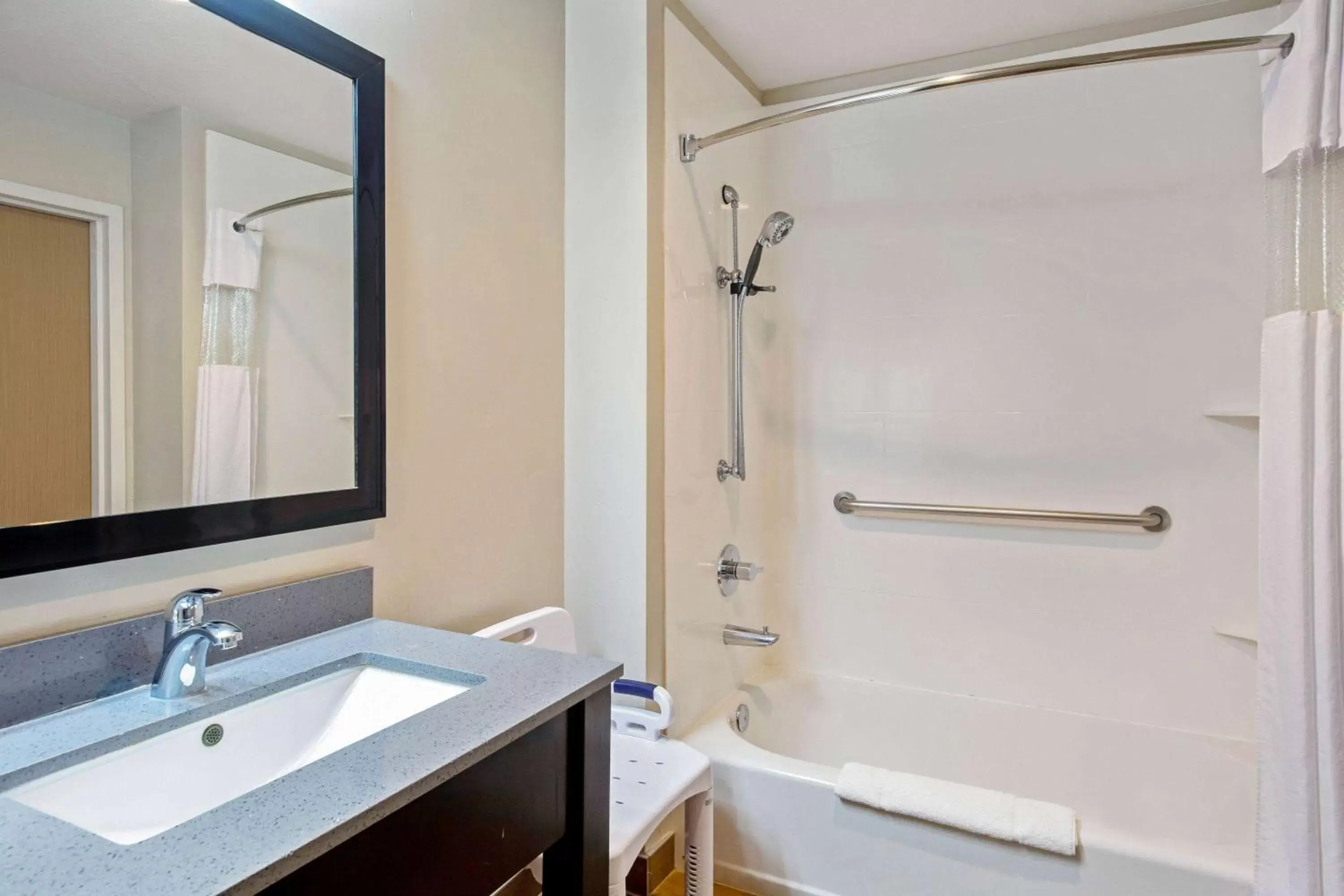 Bathroom in La Quinta by Wyndham Cedar City Bathroom in La Quinta by Wyndham Cedar City