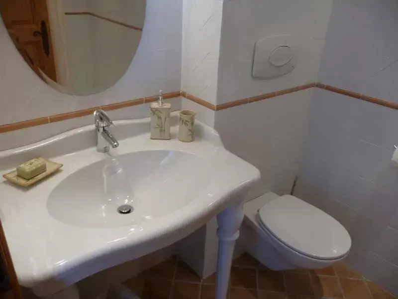 Photo of the whole room, Bathroom in Chambre d'hôtes "La Bastide des Eucalyptus"