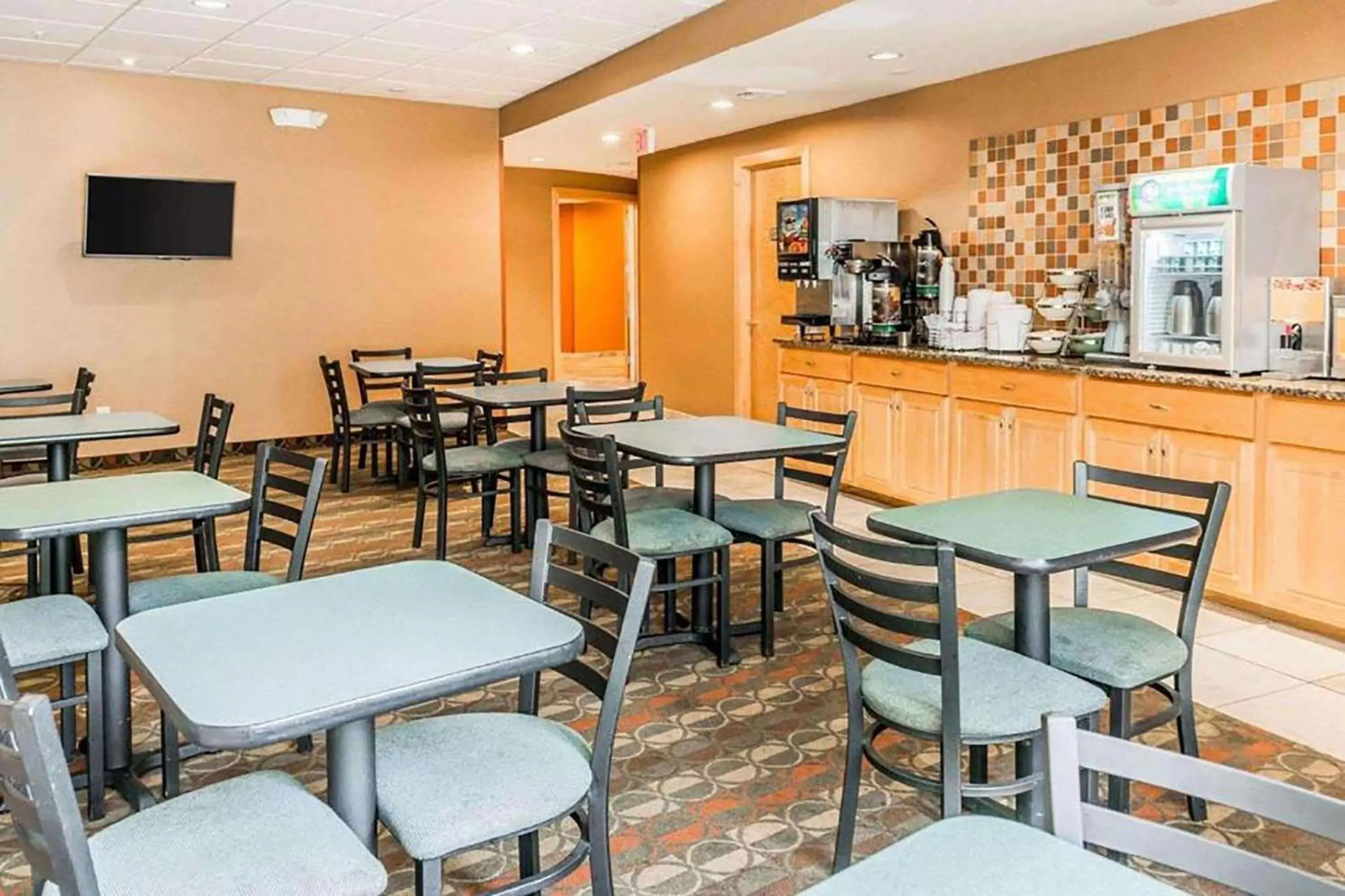 Breakfast, Lounge/Bar in Quality Inn East Indianapolis