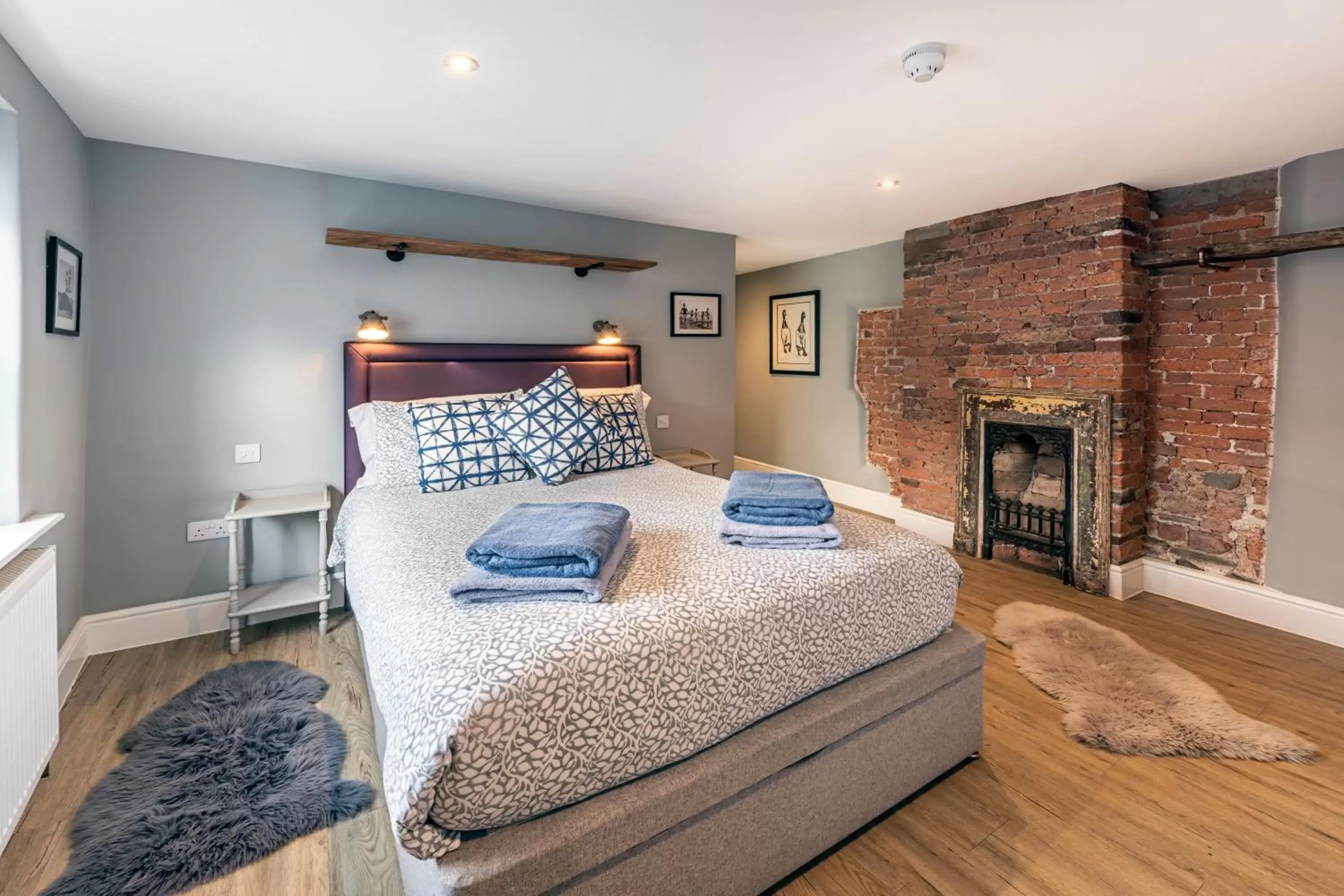 Bedroom, Bed in The Royal George Bedroom, Bed in The Royal George