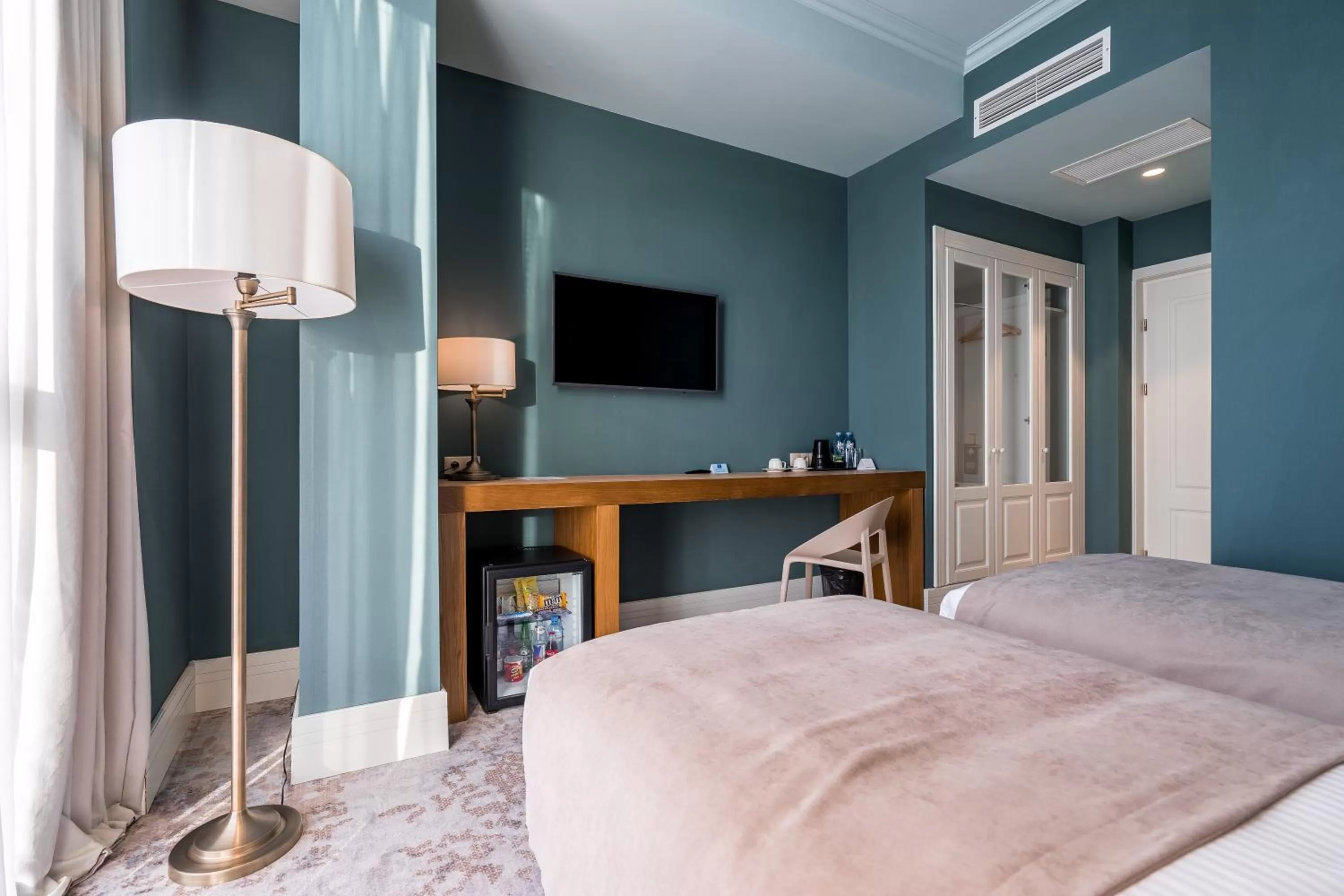 Bedroom, TV/Entertainment Center in Europe Hotel