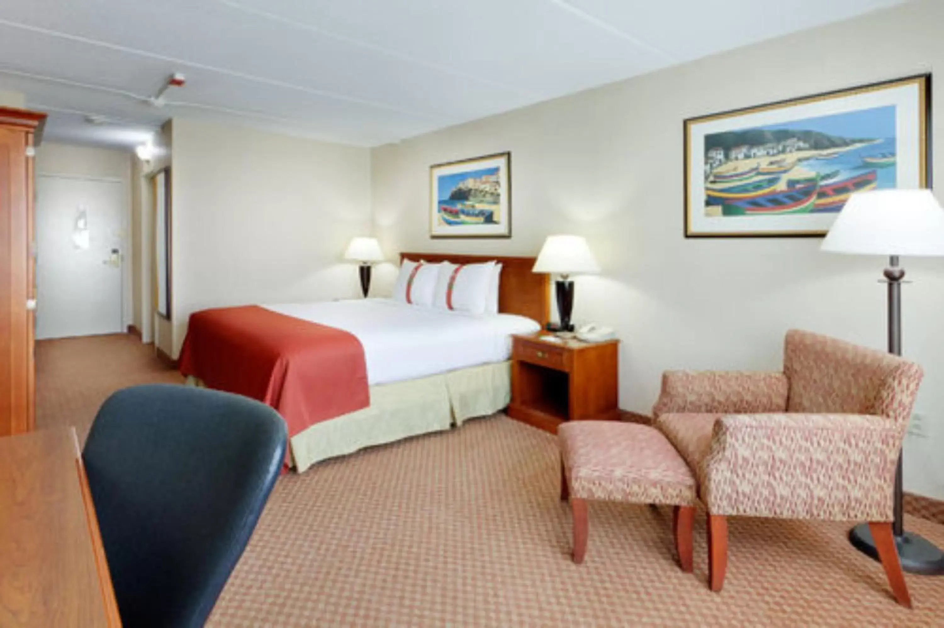 Photo of the whole room, Bed in Holiday Inn South Kingstown-Newport Area, an IHG Hotel
