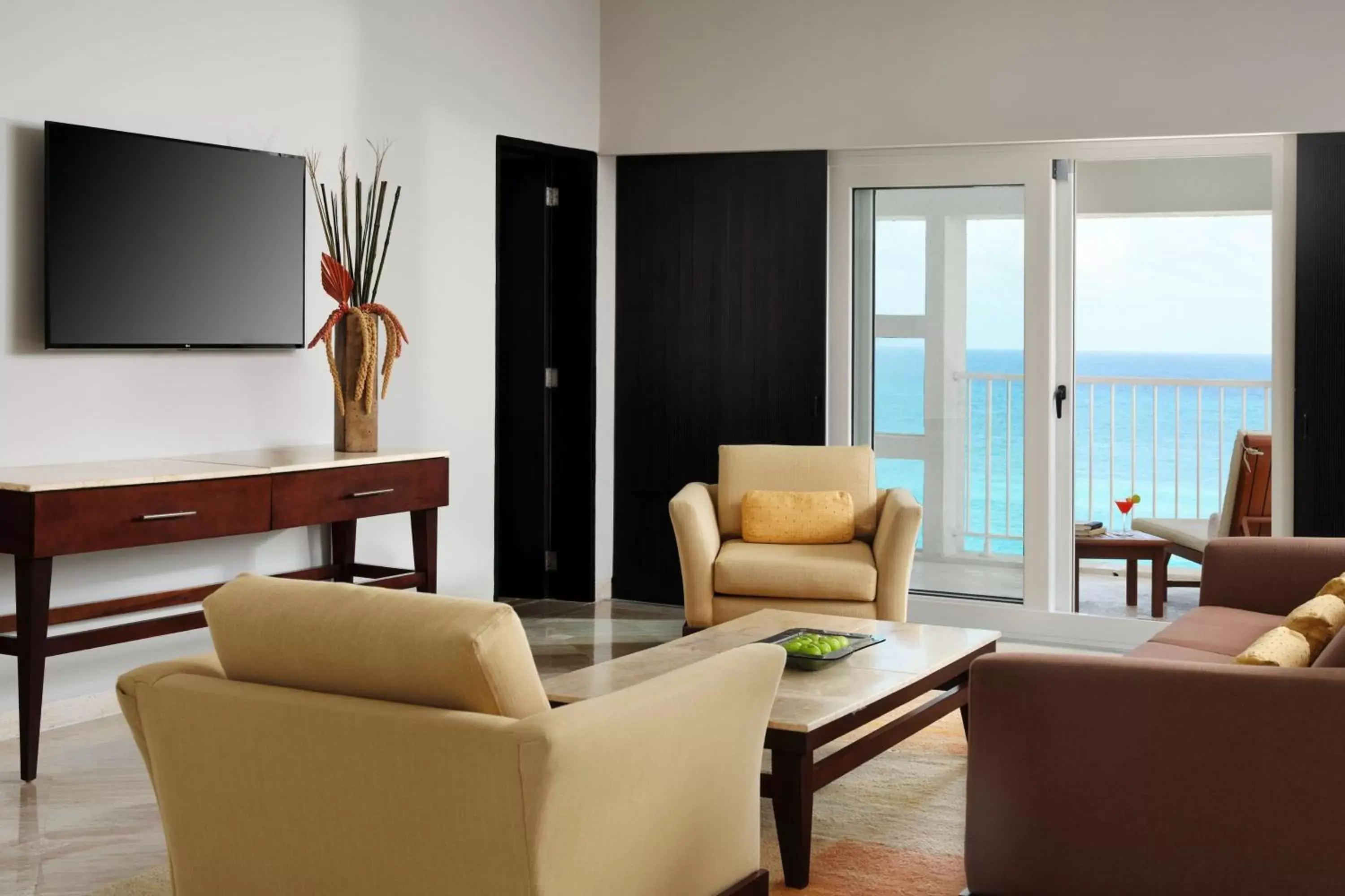 Living room, Seating Area in The Westin Resort & Spa Cancun