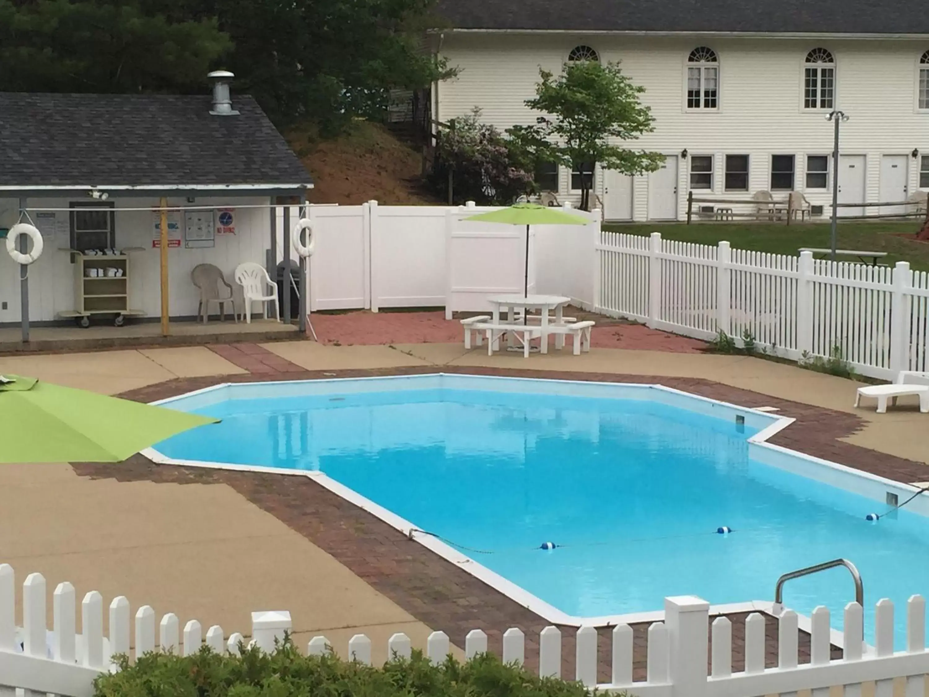 Swimming pool, Pool View in Merrill Farm Inn