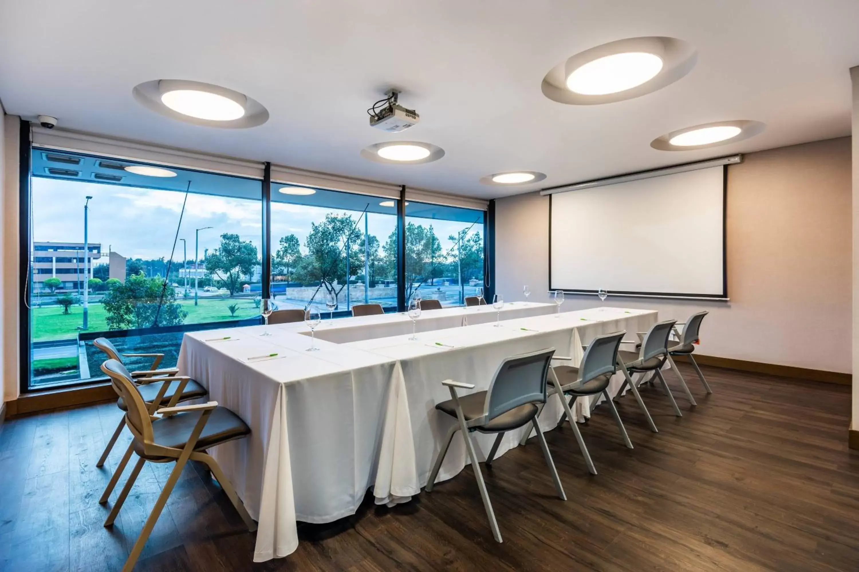 Meeting/conference room in Courtyard by Marriott Bogota Airport