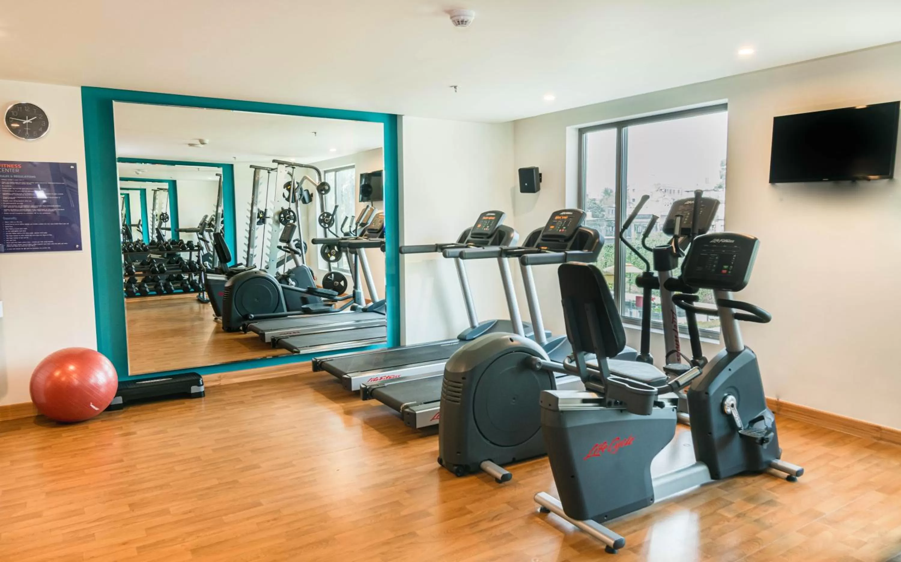 Fitness centre/facilities in Holiday Inn Express Kolkata Airport by IHG