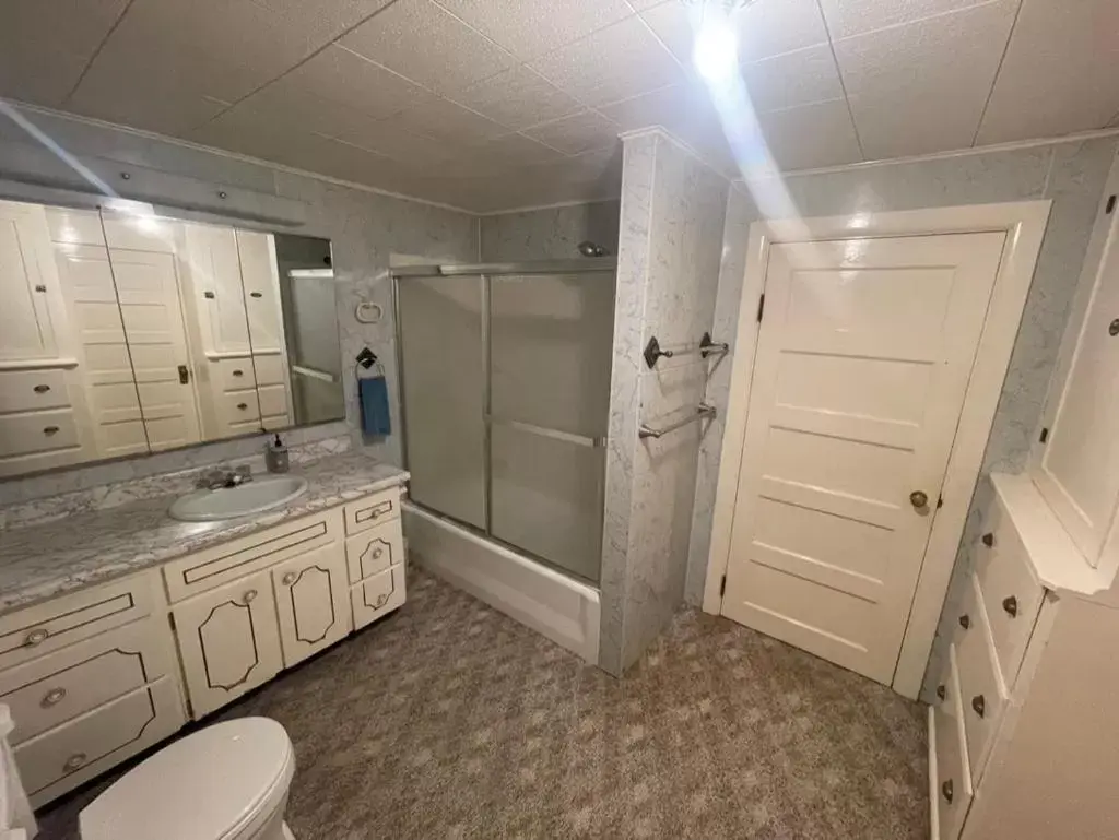 Bathroom in Sportsman Lodge Melrose MT