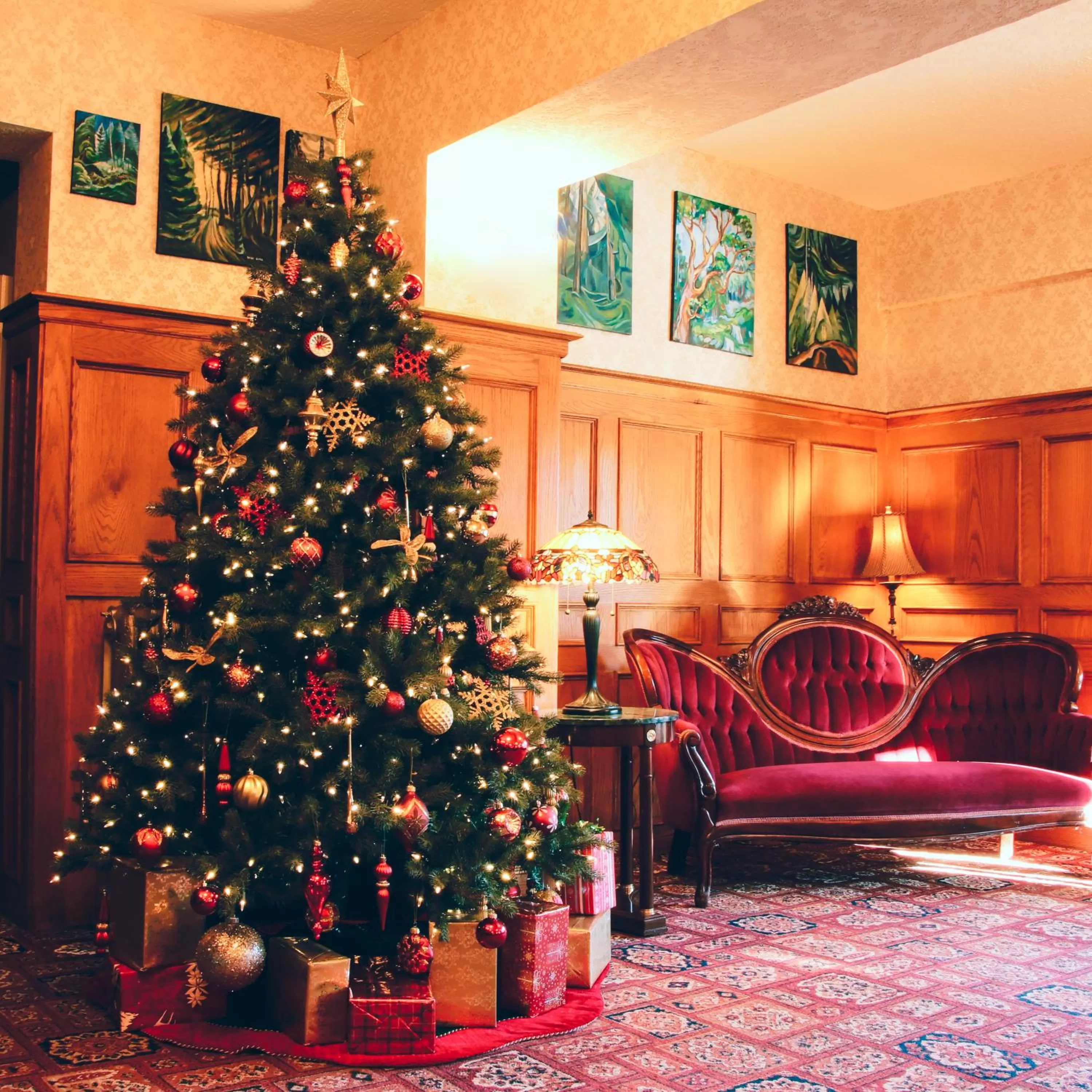 Facade/entrance in James Bay Inn Hotel, Suites & Cottage