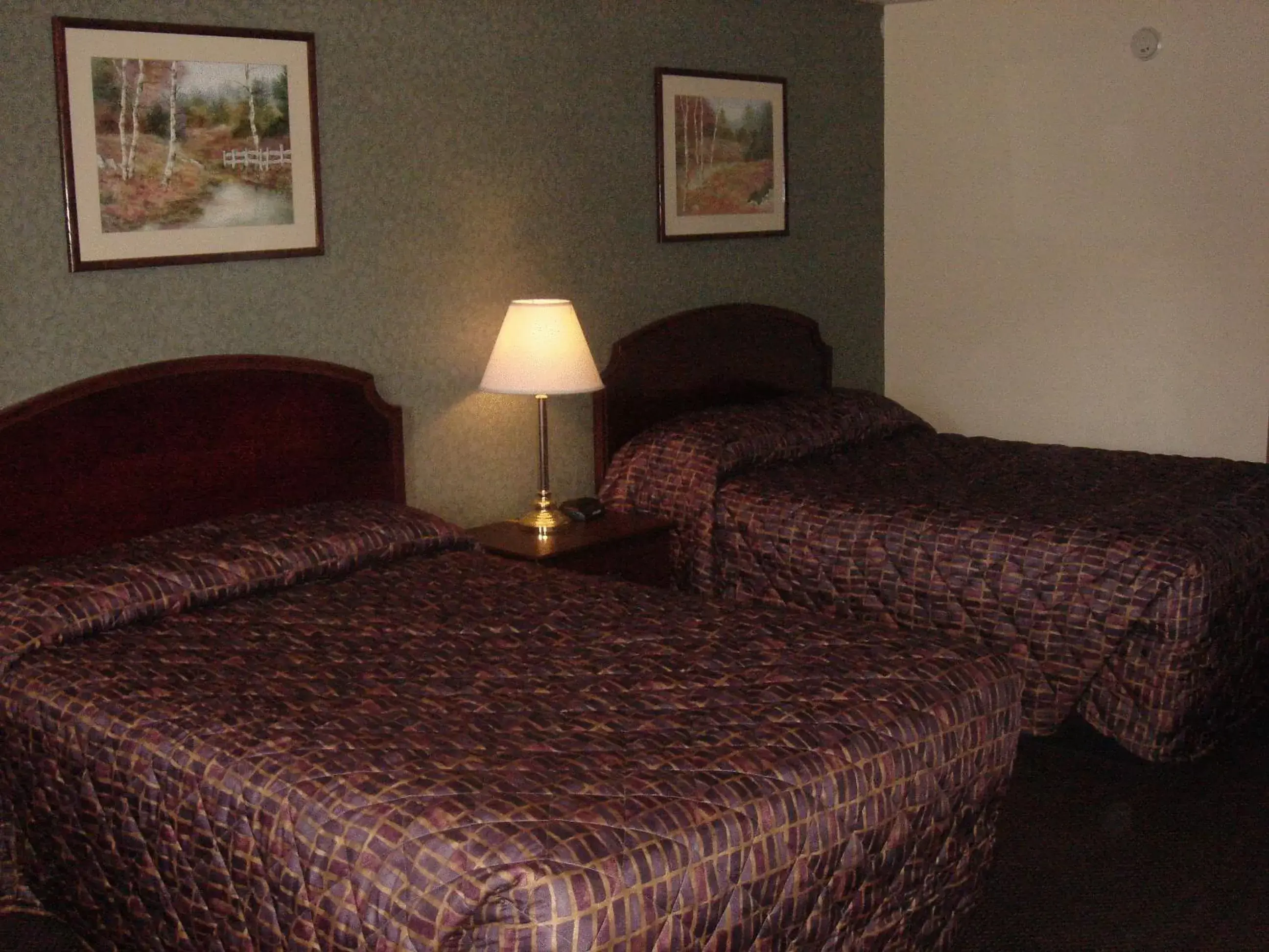 Bed in German Village Inn Motel