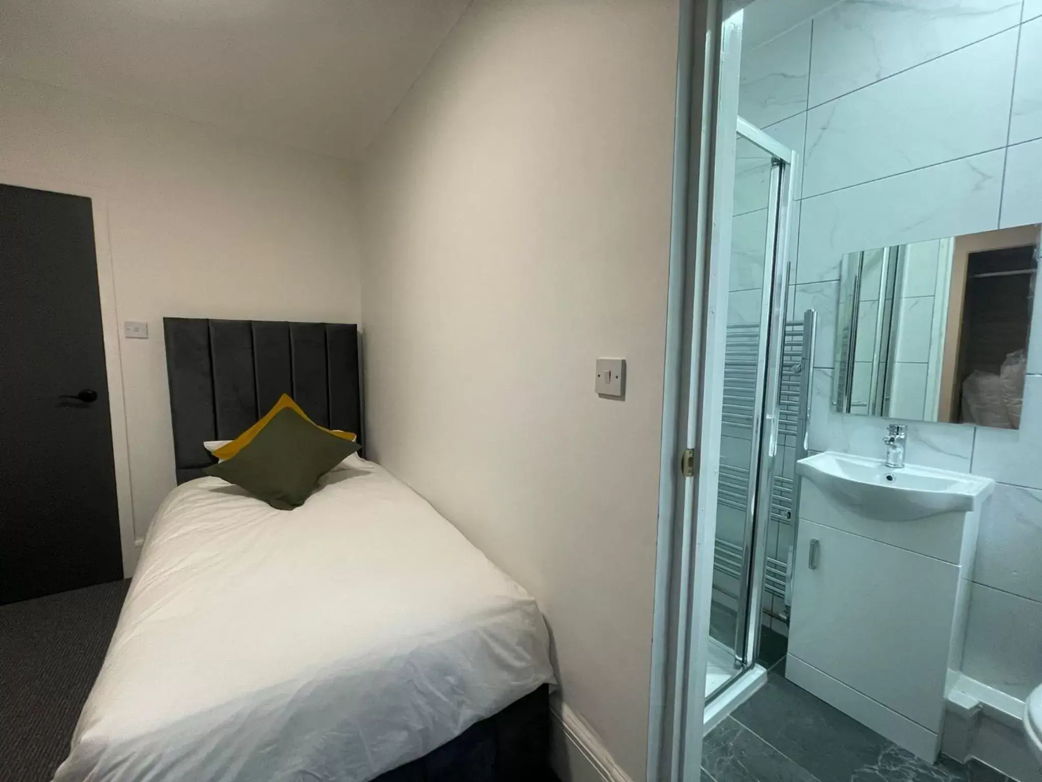Shower, Bed in Woodford Hotel