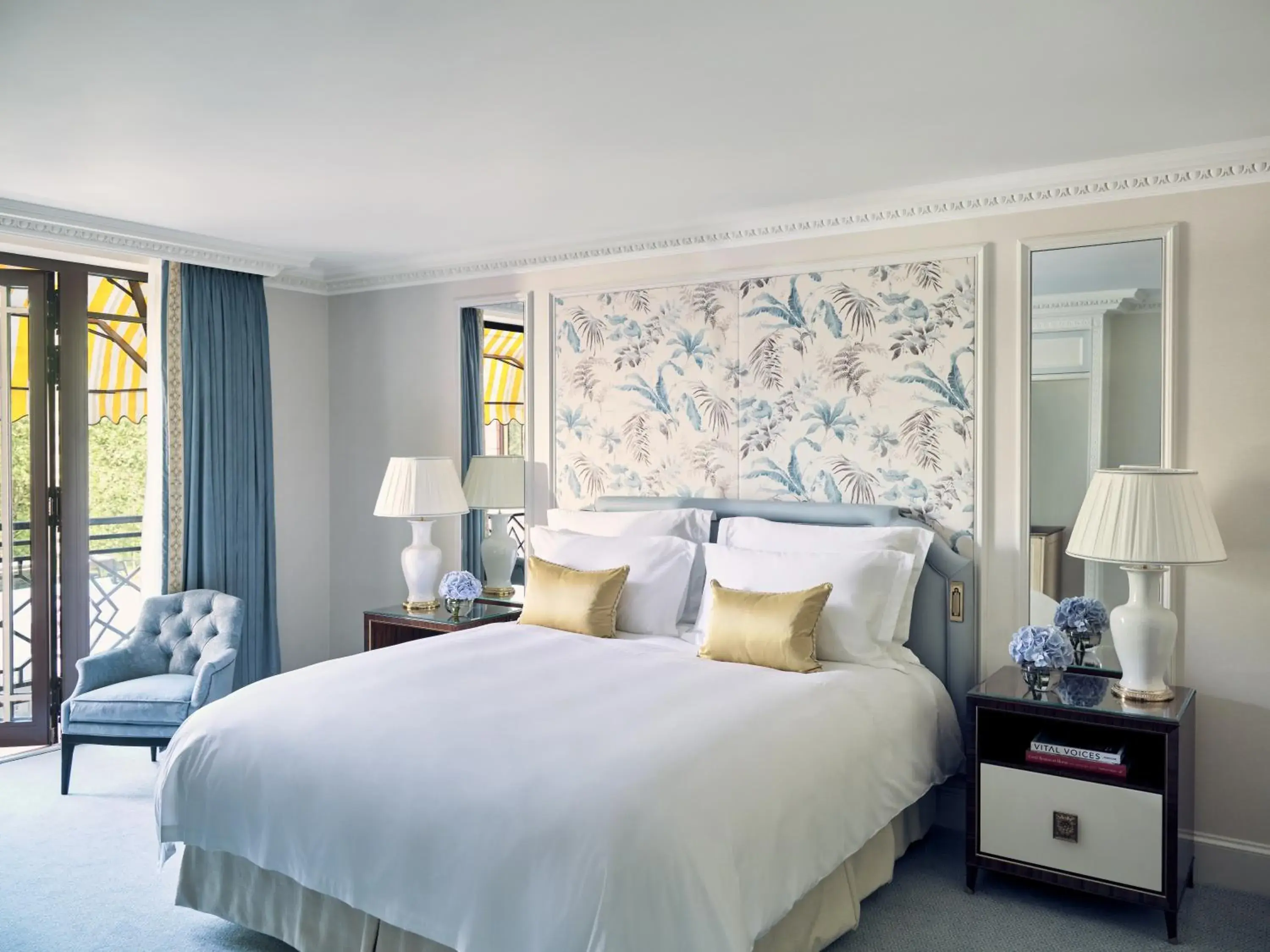 Bedroom, Bed in The Dorchester - Dorchester Collection