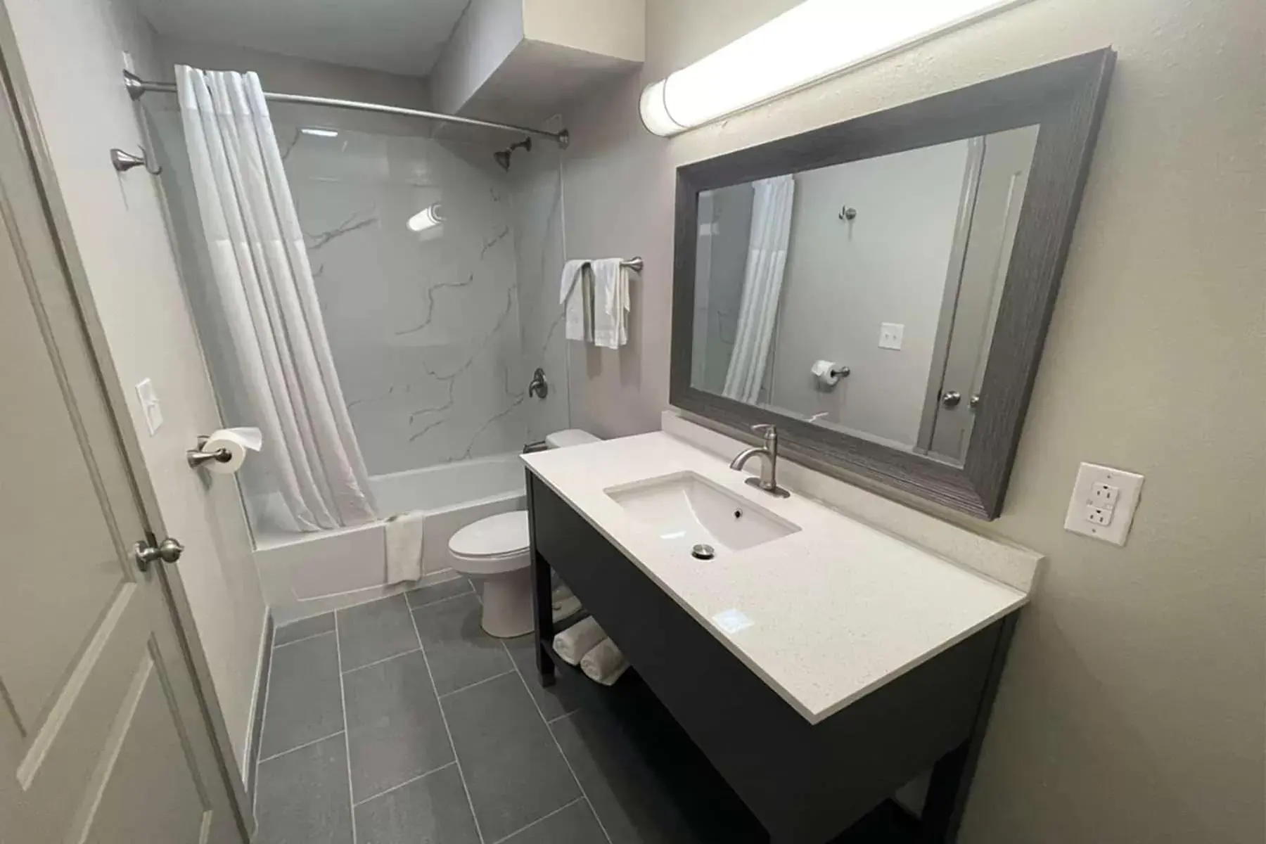 TV and multimedia, Bathroom in Baymont by Wyndham Dothan