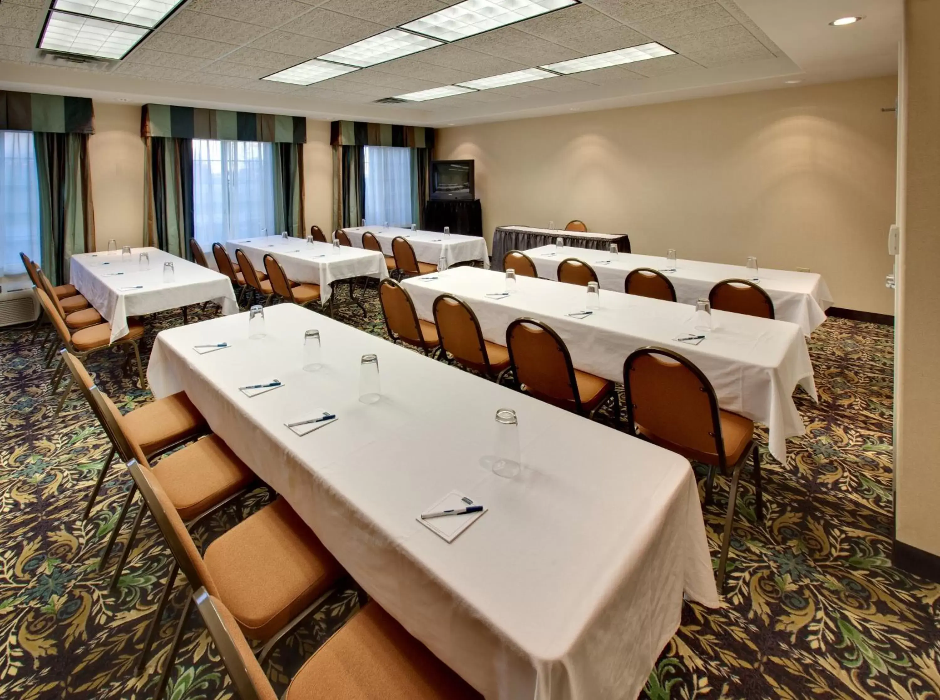 Meeting/conference room in Staybridge Suites Rockford, an IHG Hotel