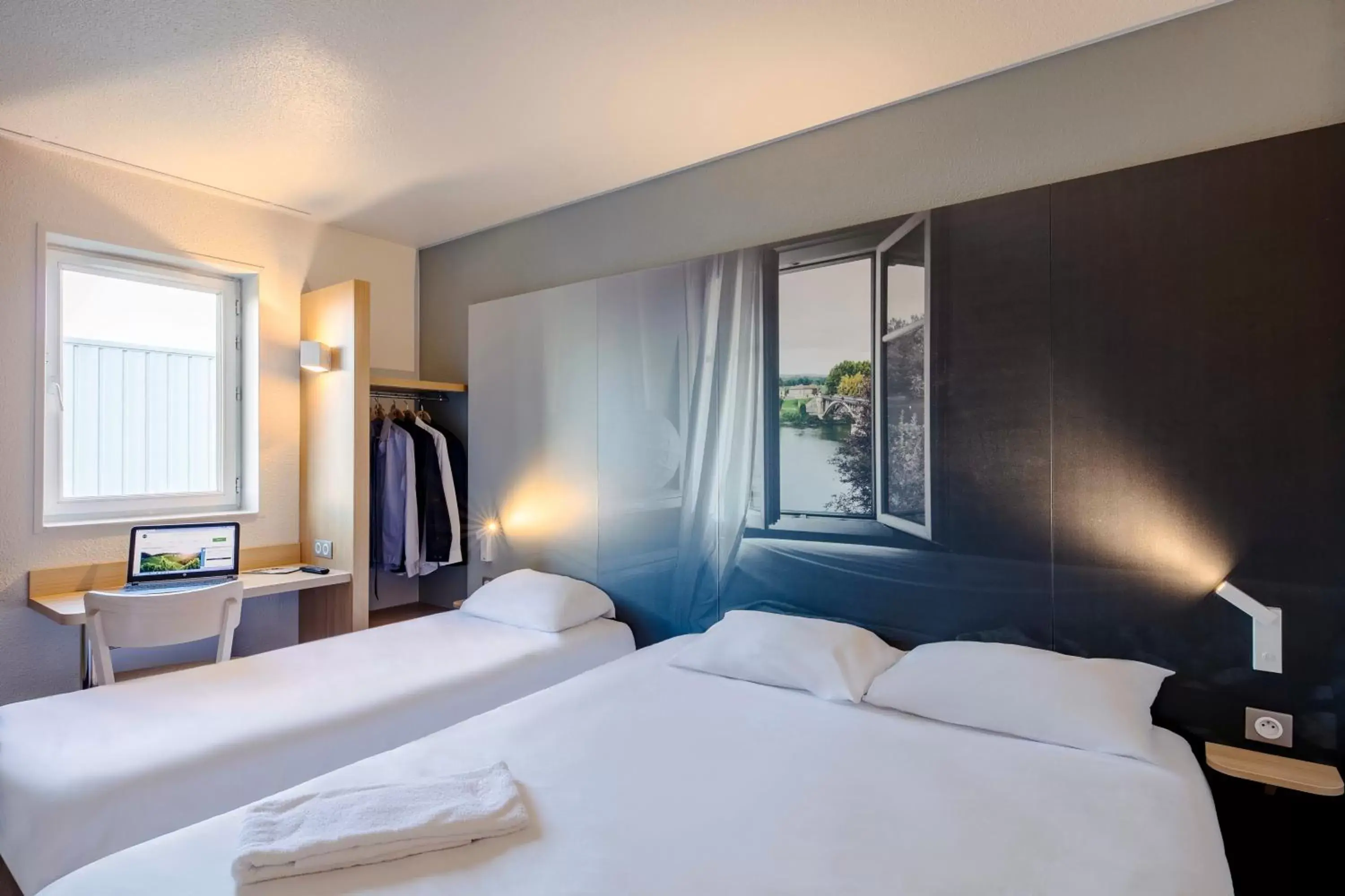 Bedroom, Bed in B&B HOTEL Poitiers 1 Futuroscope