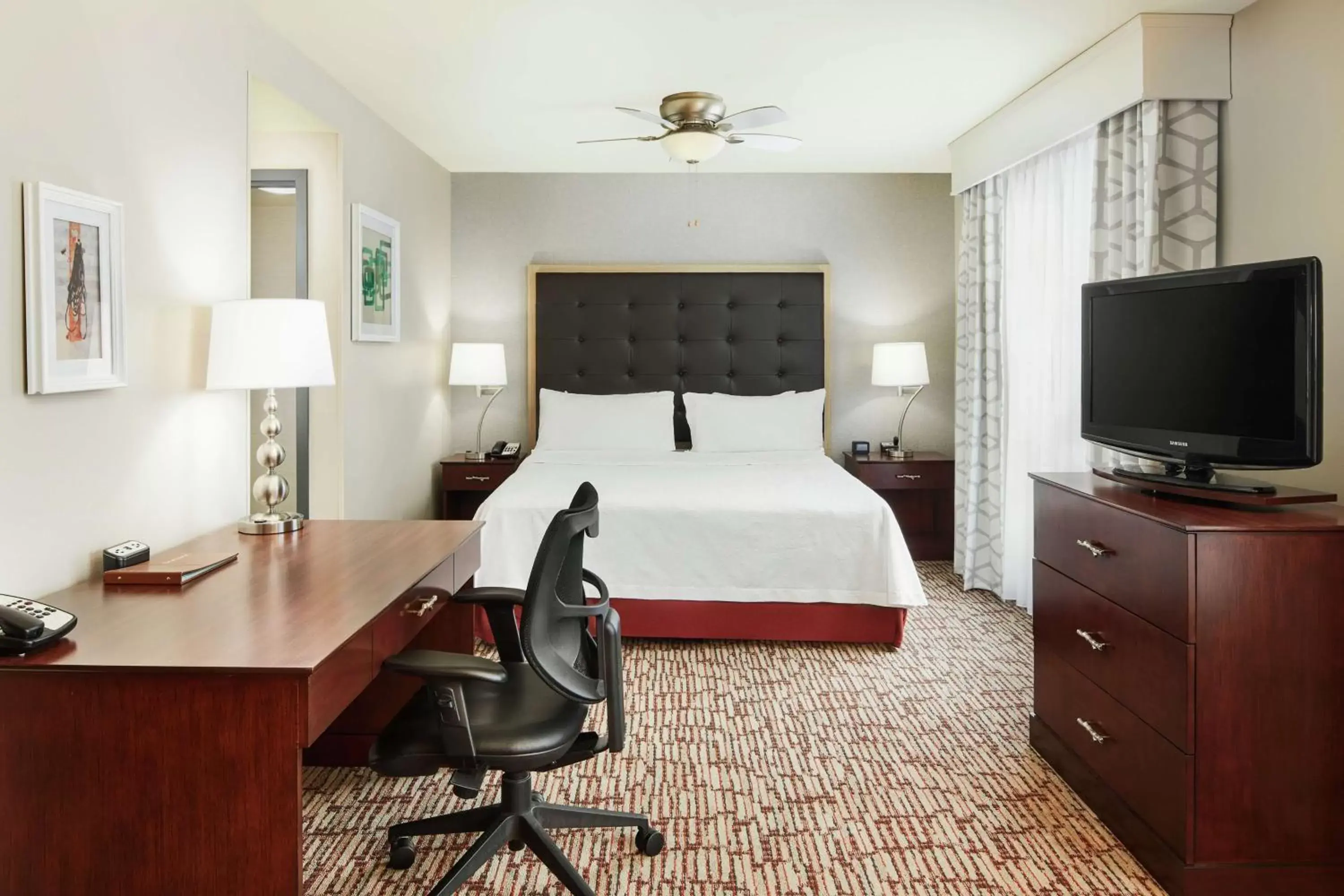 Bedroom, TV/Entertainment Center in Homewood Suites by Hilton Columbus