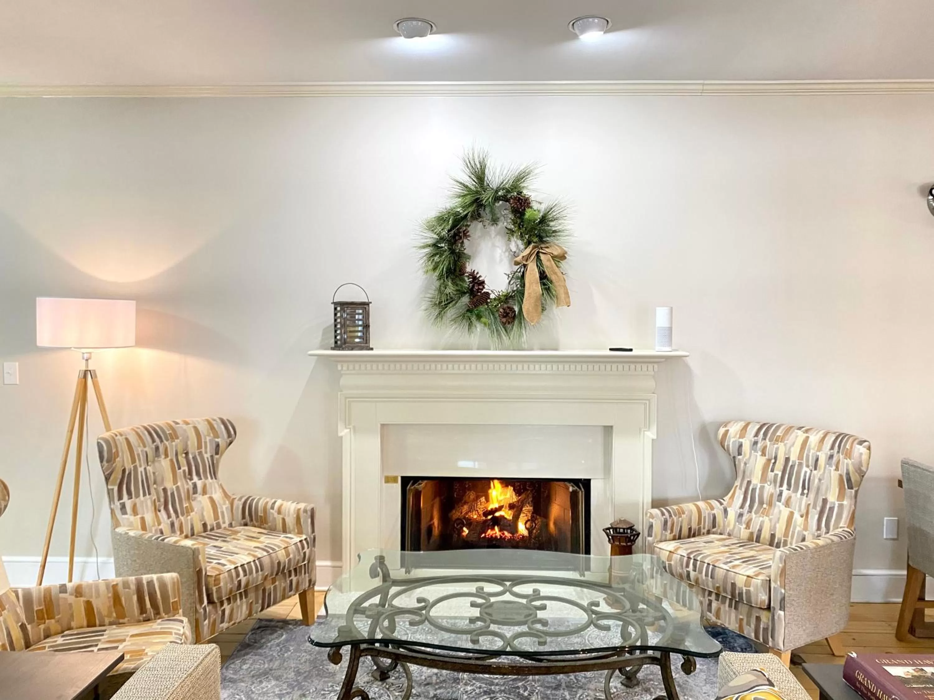 Communal lounge/ TV room, Seating Area in Harbor House Inn