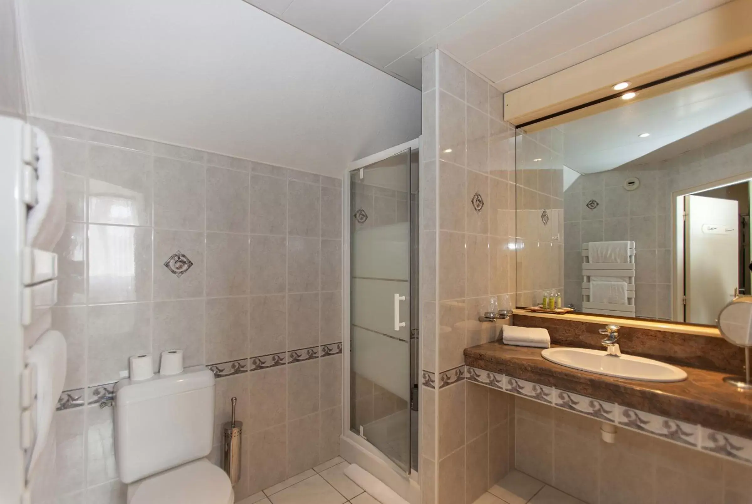 Shower, Bathroom in Cit'Hotel le Challonge