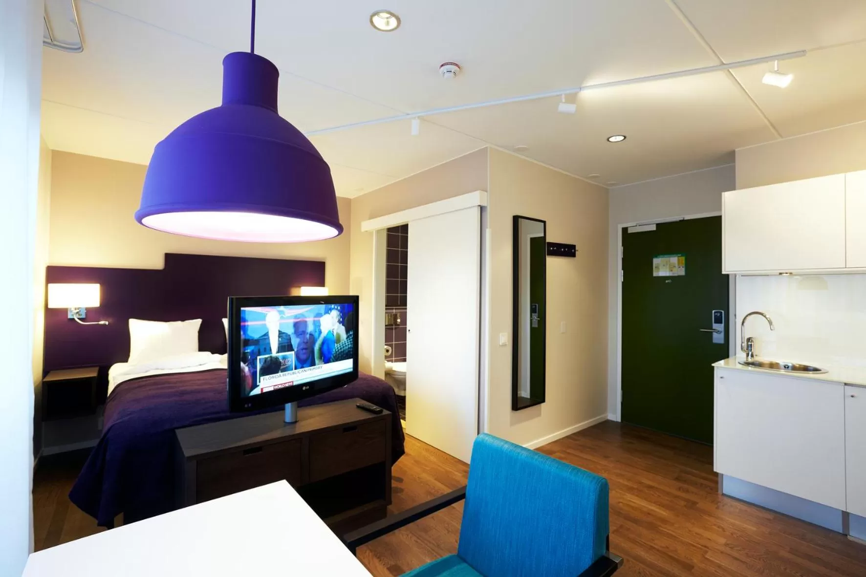 Photo of the whole room, Bed in Finn Apartments