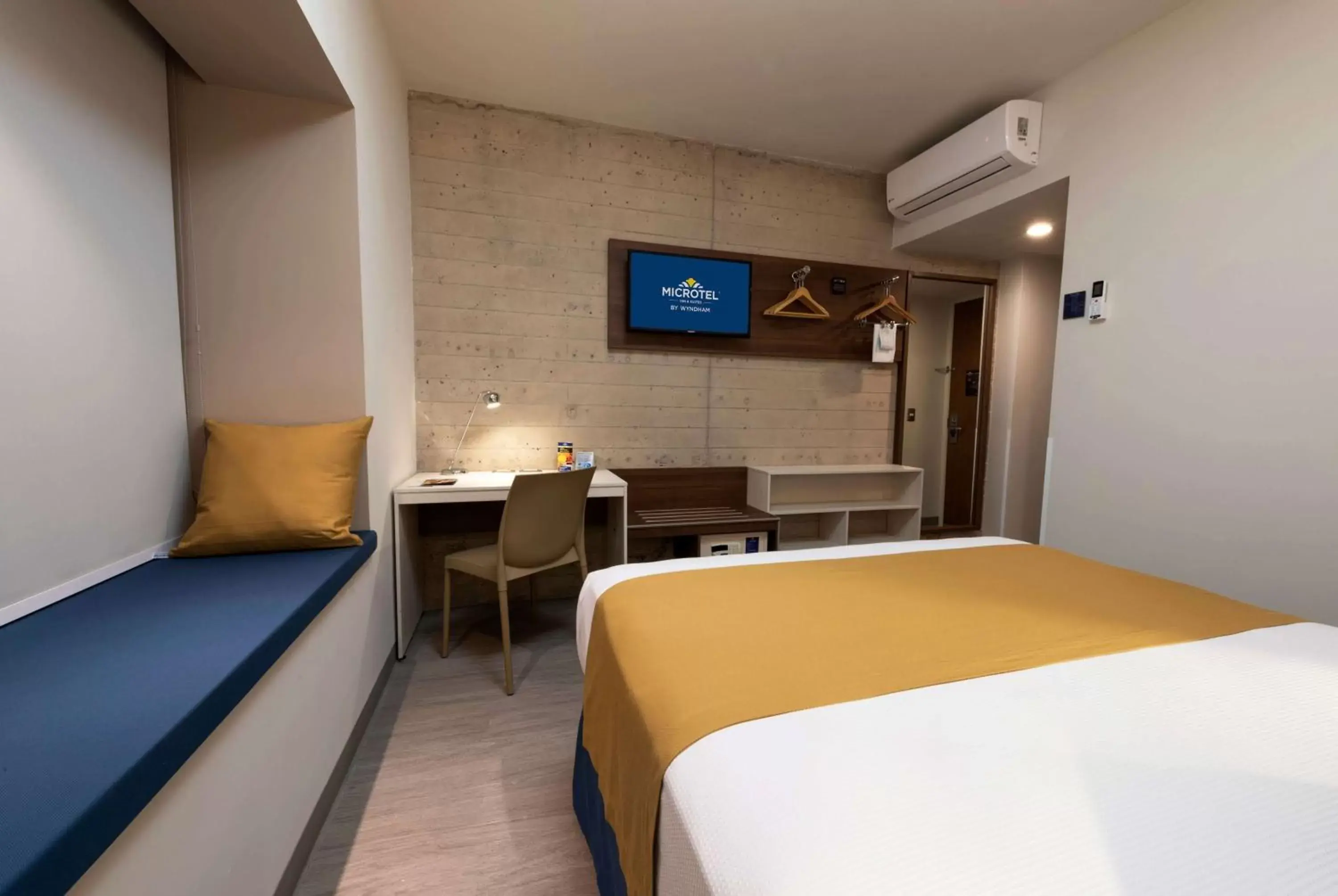 Photo of the whole room, Bed in Microtel Inn & Suites by Wyndham Guadalajara Sur