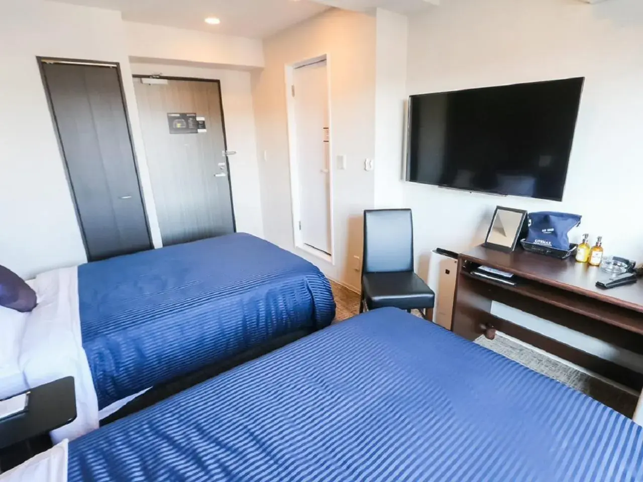 Bed, TV/Entertainment Center in HOTEL LiVEMAX Hachioji Ekimae