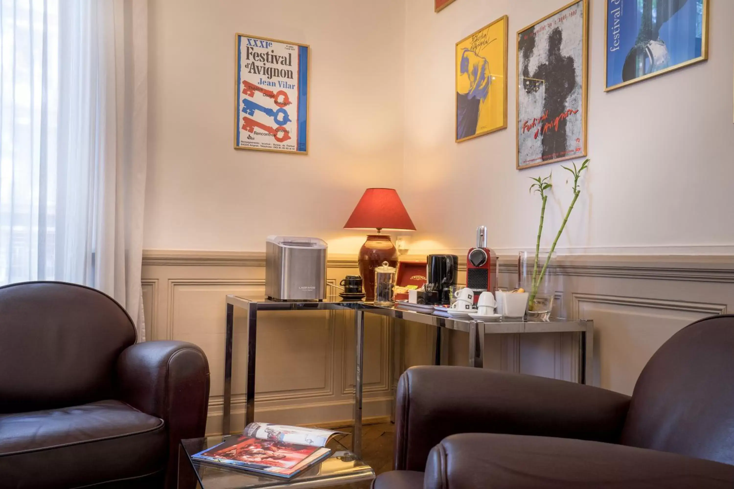 Coffee/tea facilities, Seating Area in Hotel d'Angleterre