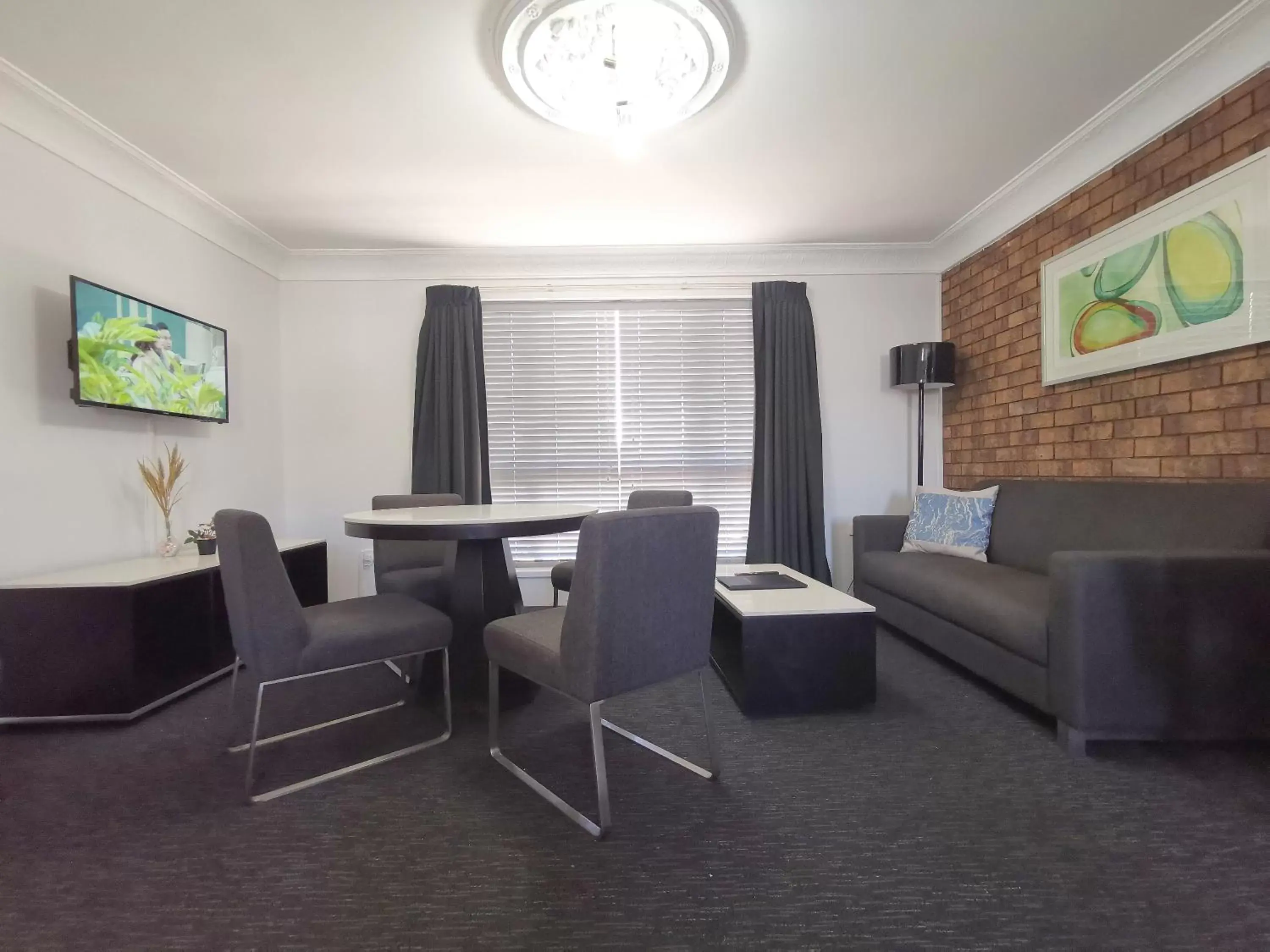 TV and multimedia, Seating Area in Leichhardt Motor Inn