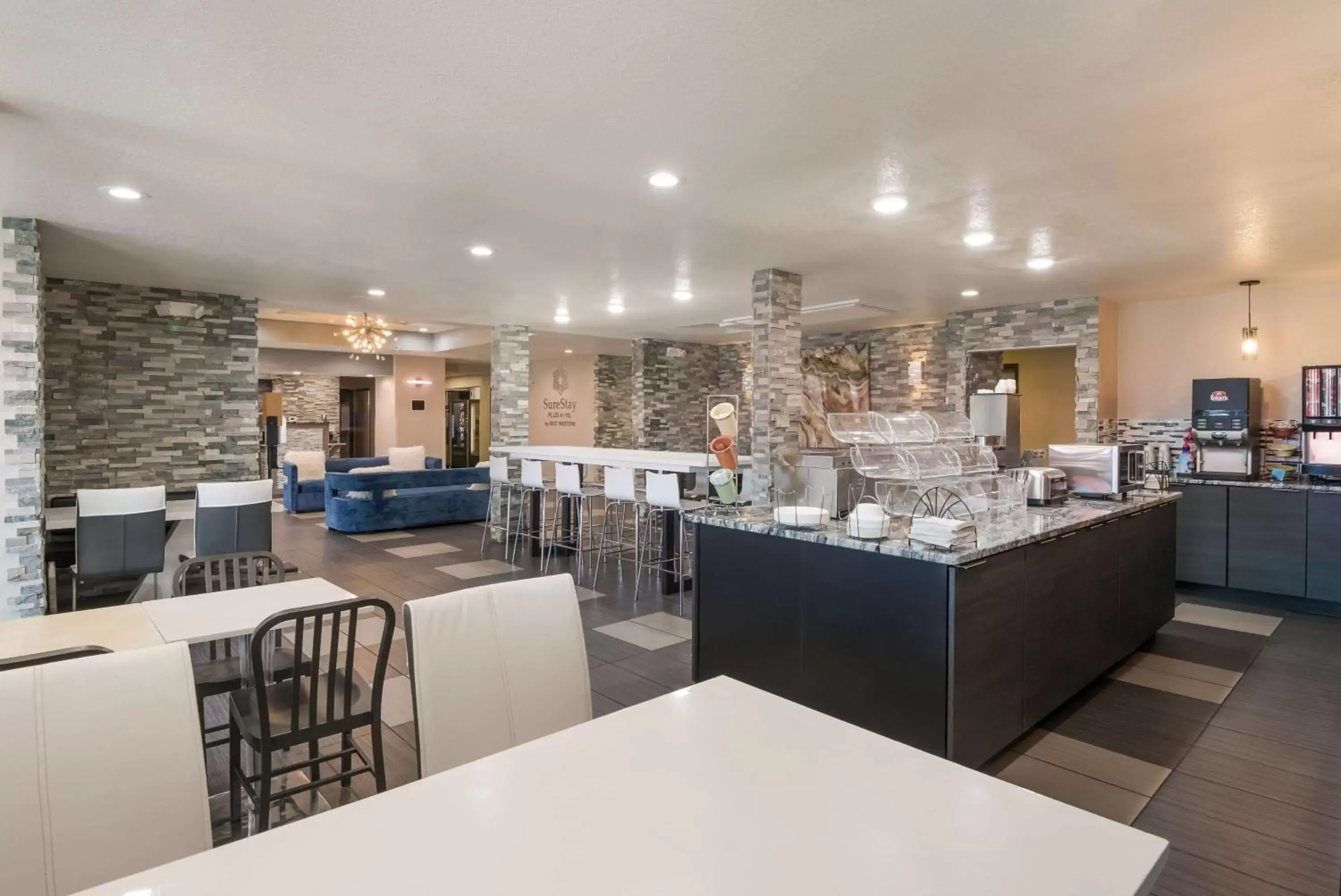 Restaurant/Places to Eat in SureStay Plus Hotel by Best Western Coralville Iowa City