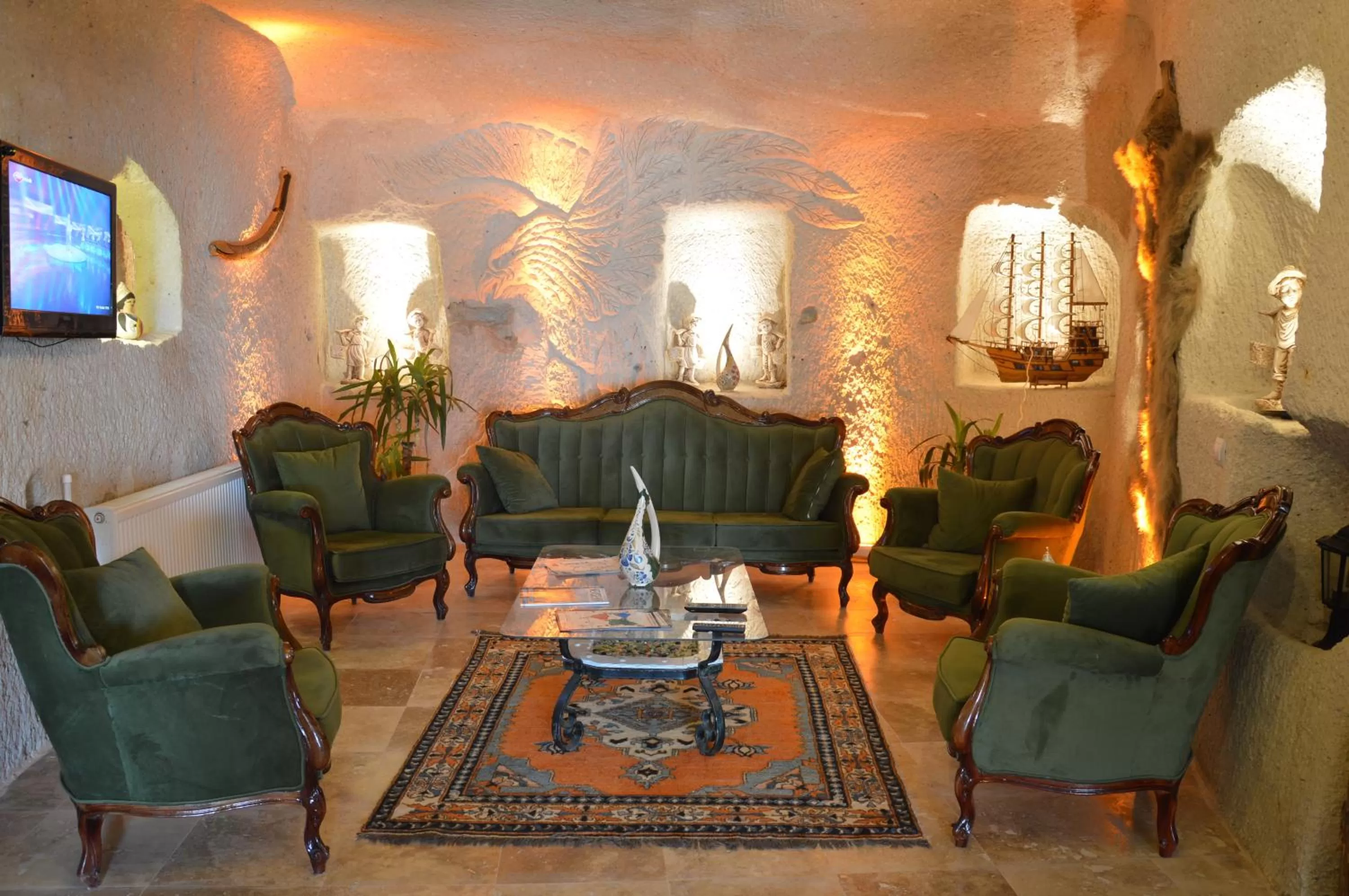 Communal lounge/ TV room in Elite Cave Suites