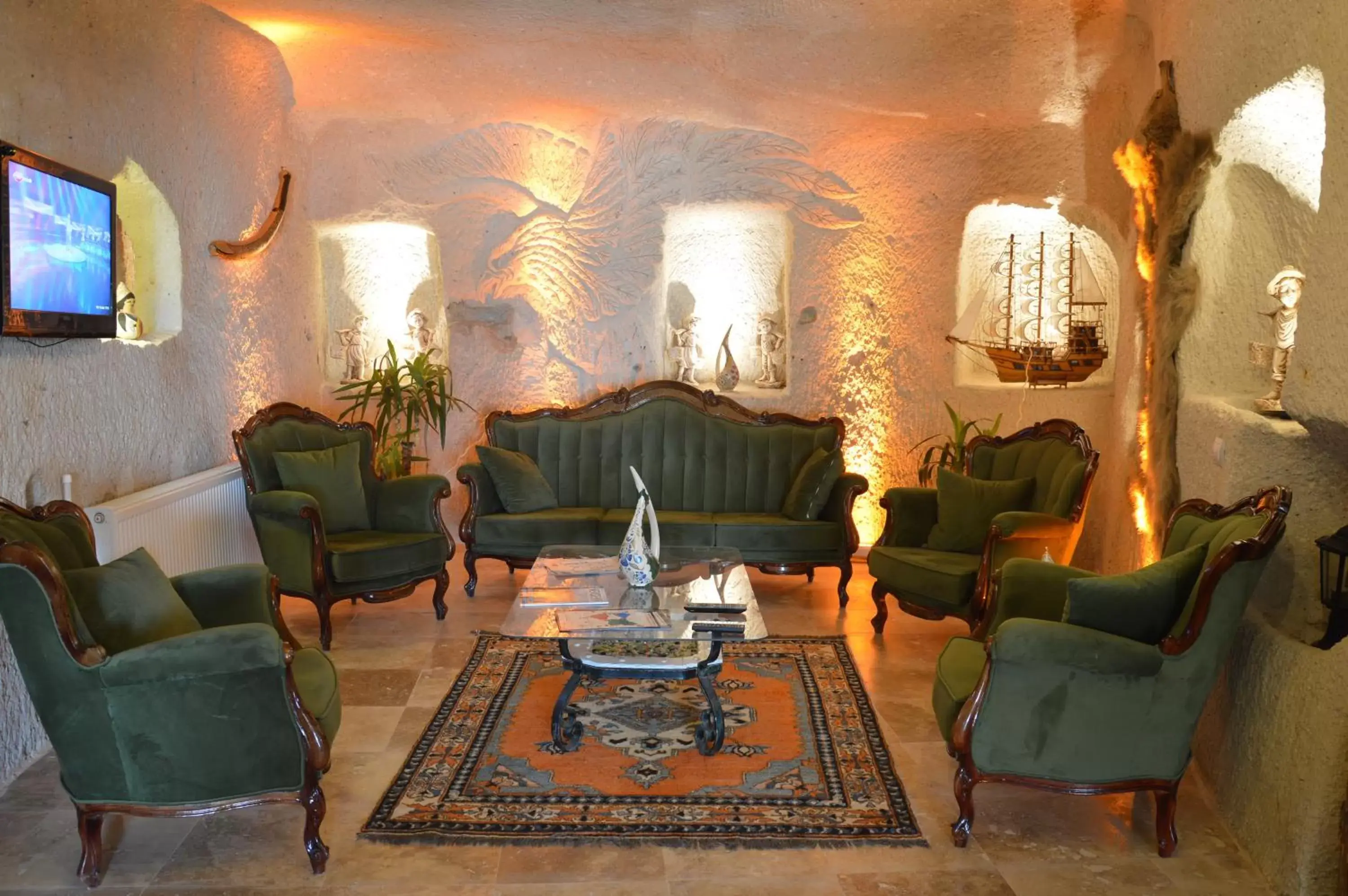 Communal lounge/ TV room, Seating Area in Elite Cave Suites
