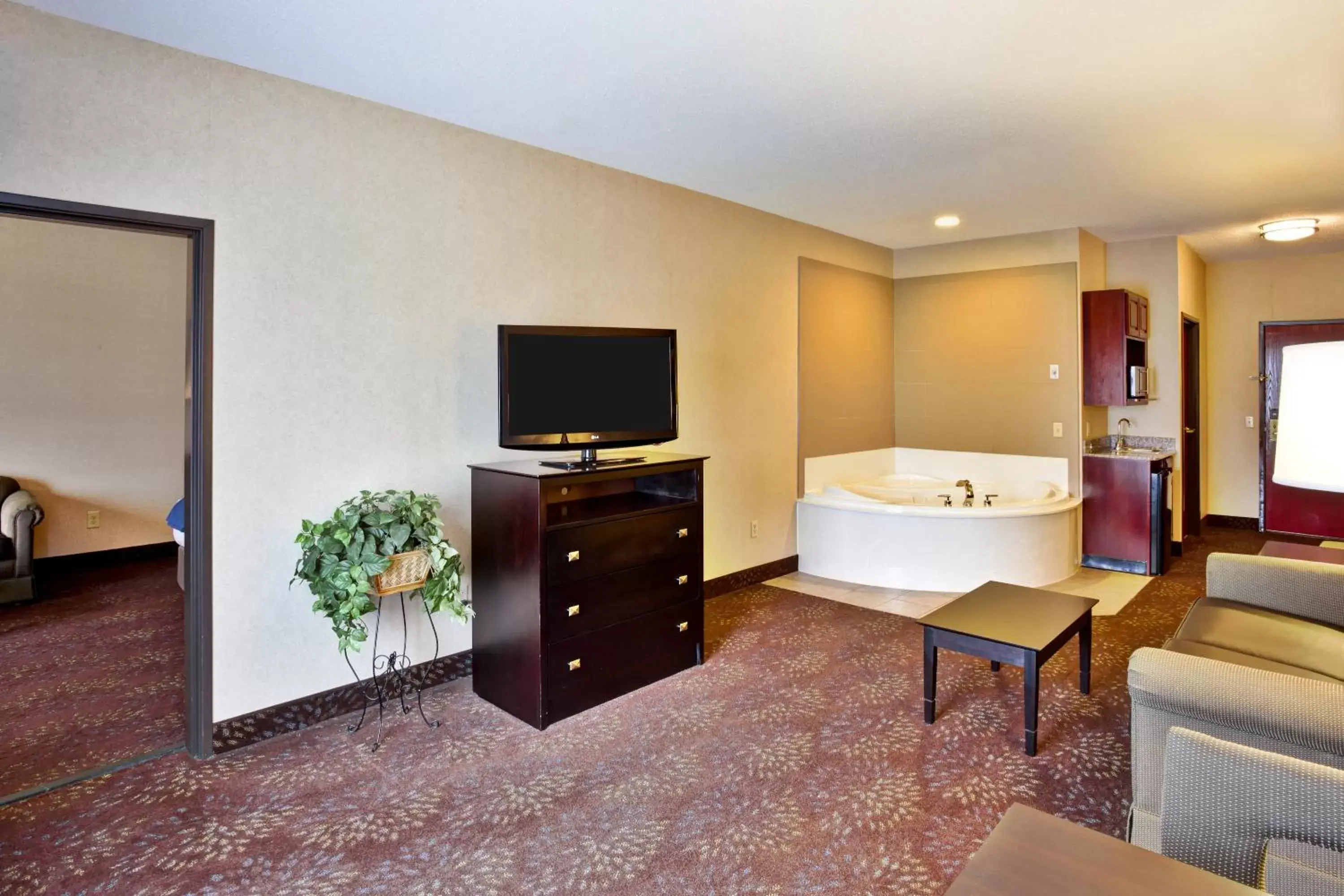 Photo of the whole room, TV/Entertainment Center in Holiday Inn Express Hotel & Suites Woodhaven, an IHG Hotel