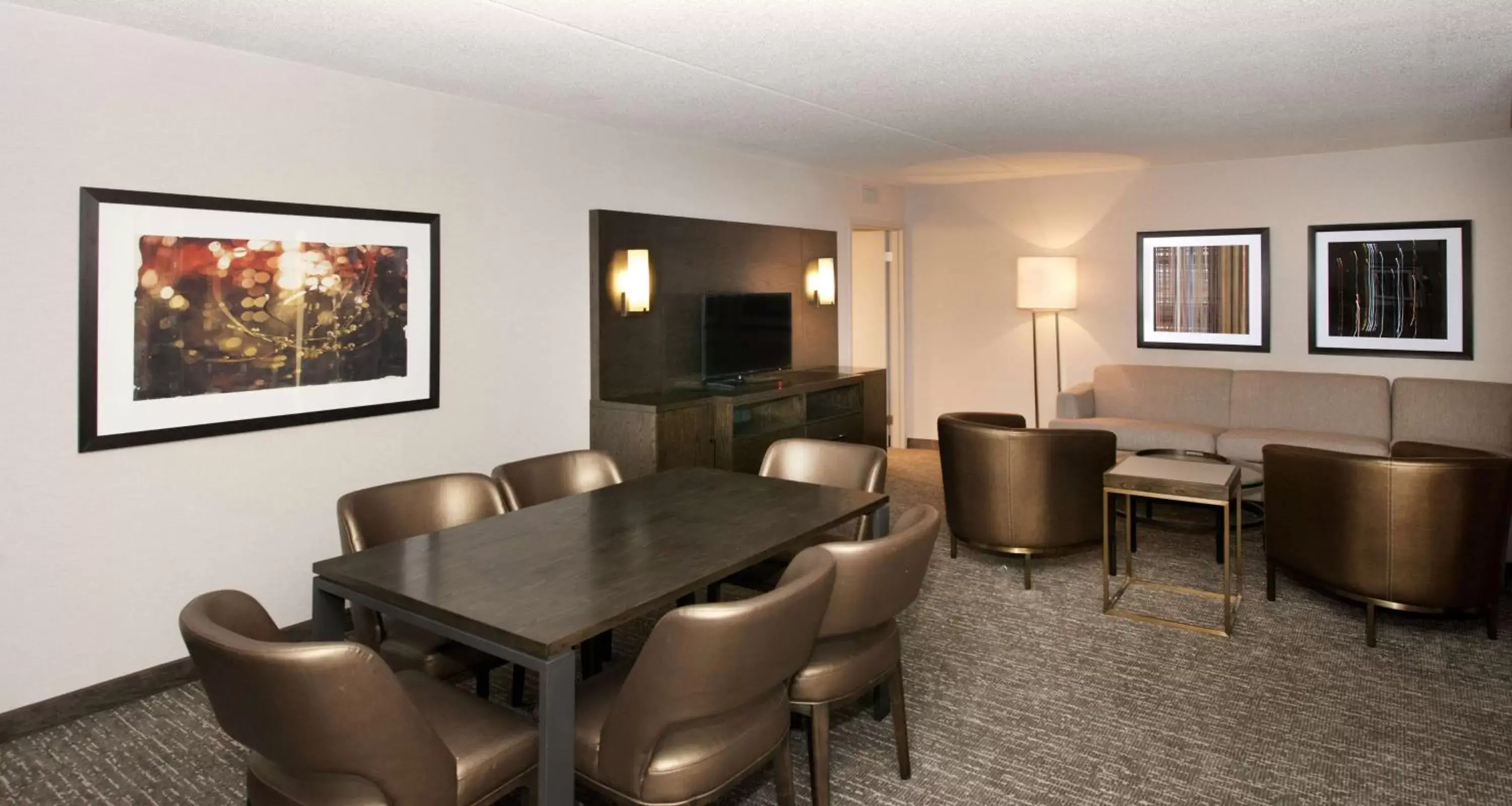 Living room in Embassy Suites by Hilton Cincinnati Northeast - Blue Ash