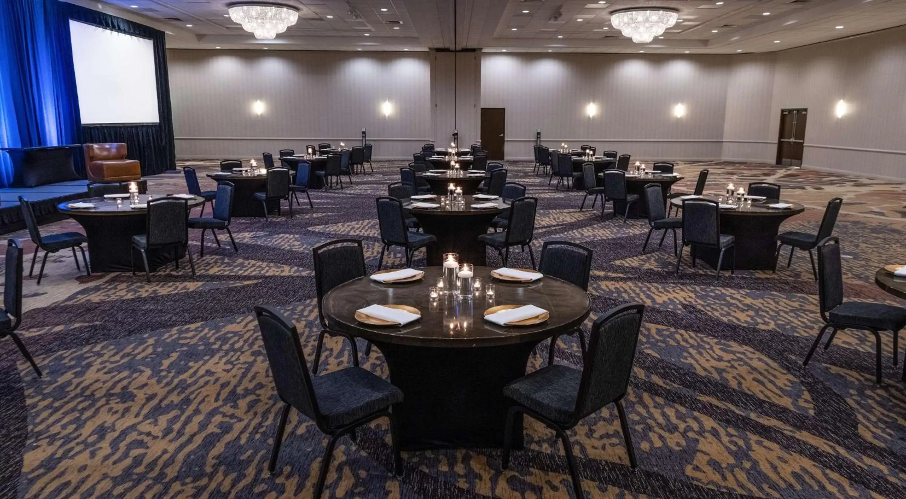 Meeting/conference room, Restaurant/Places to Eat in Embassy Suites by Hilton Portland Washington Square