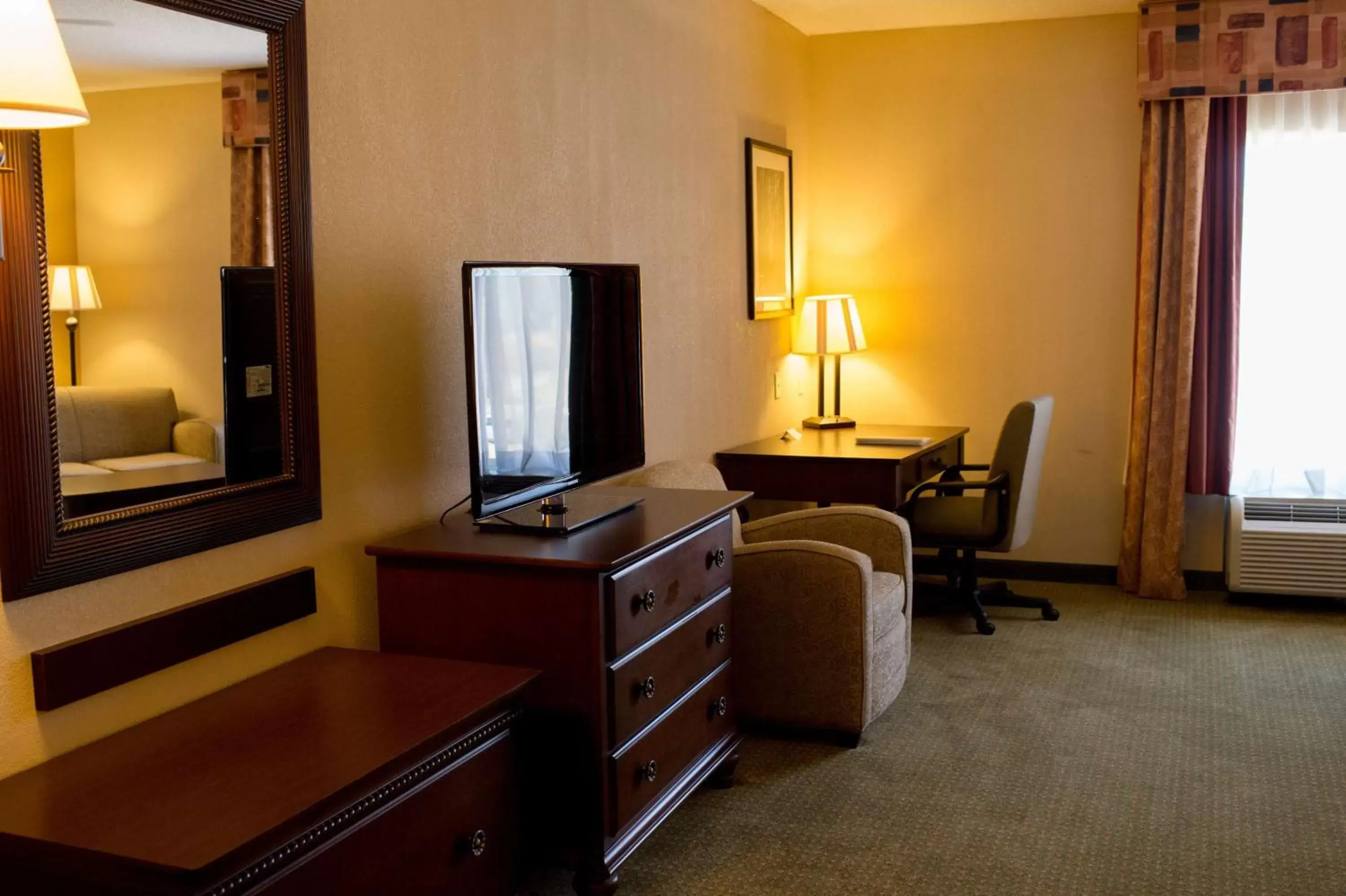 Living room, TV/Entertainment Center in Hampton Inn Oxford-West