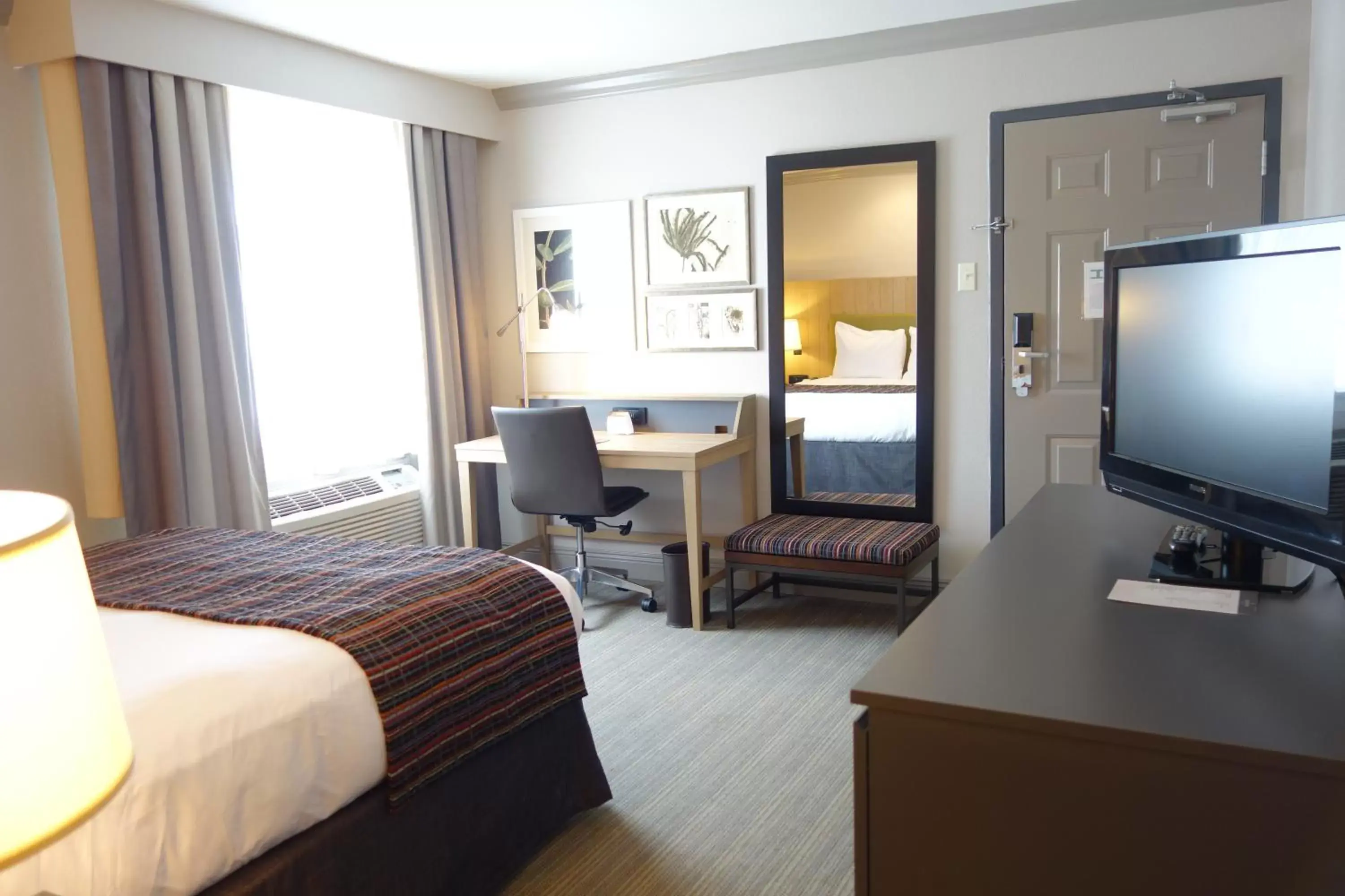 Bed, TV/Entertainment Center in Country Inn & Suites by Radisson, Metairie (New Orleans), LA