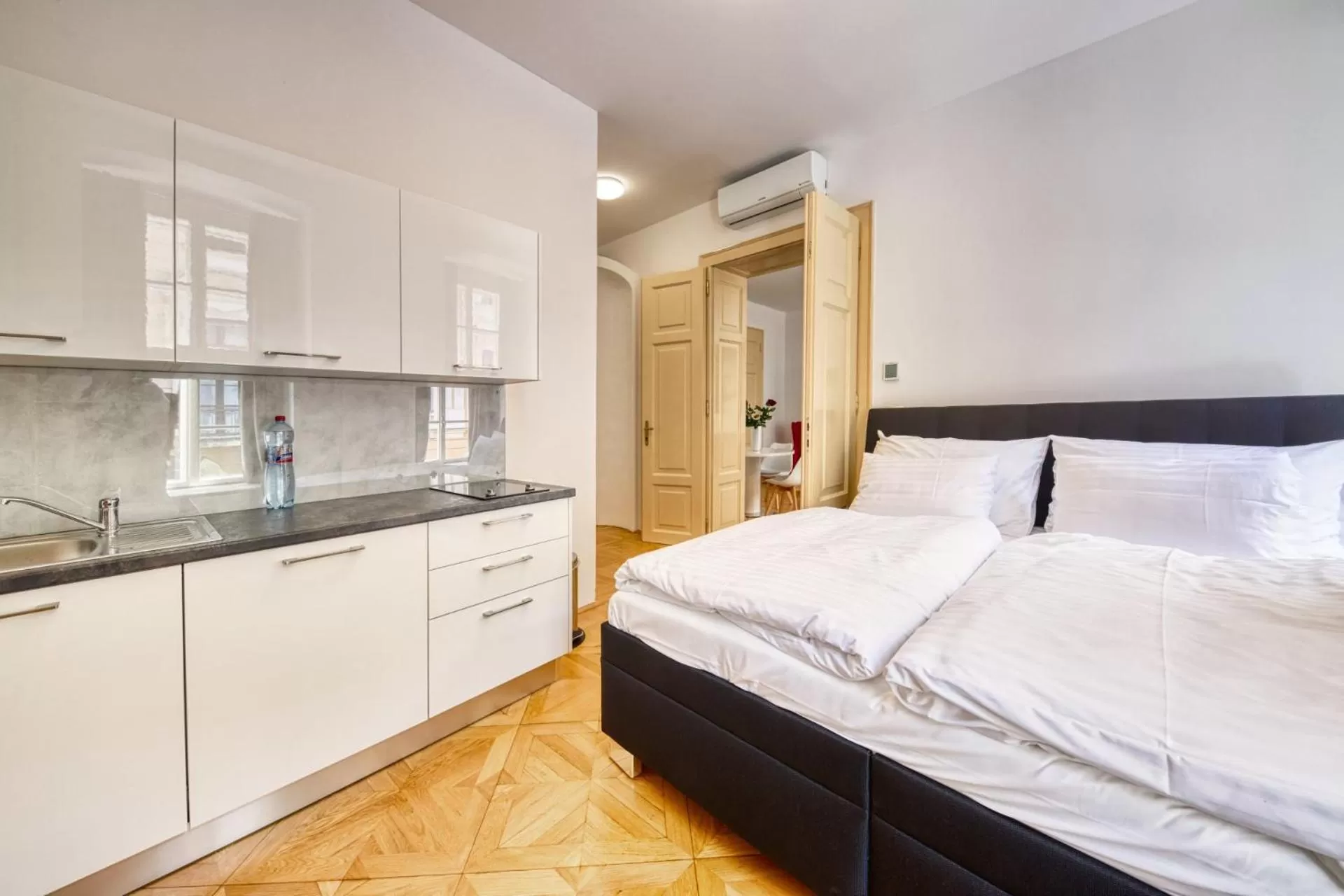 Kitchen or kitchenette, Bed in Aapartamentoos
