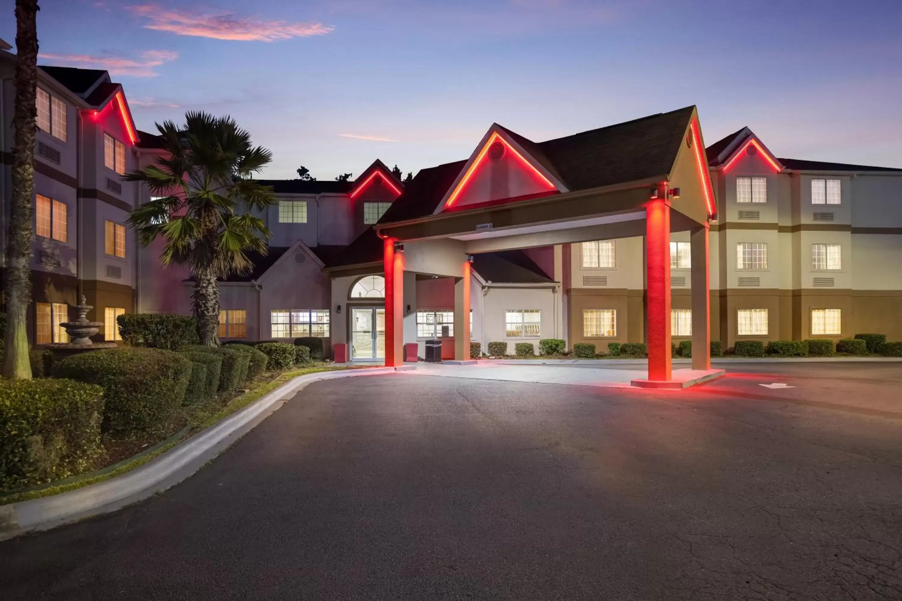 Property Building in Red Roof Inn PLUS+ & Suites Savannah – I-95