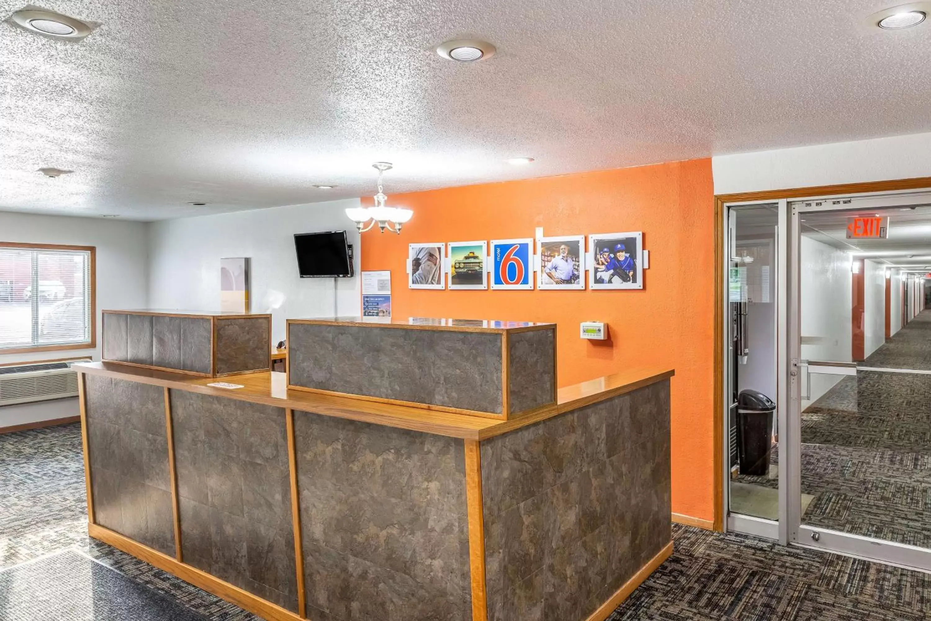 Communal lounge/ TV room, Lobby/Reception in Motel 6-Fond Du Lac, WI