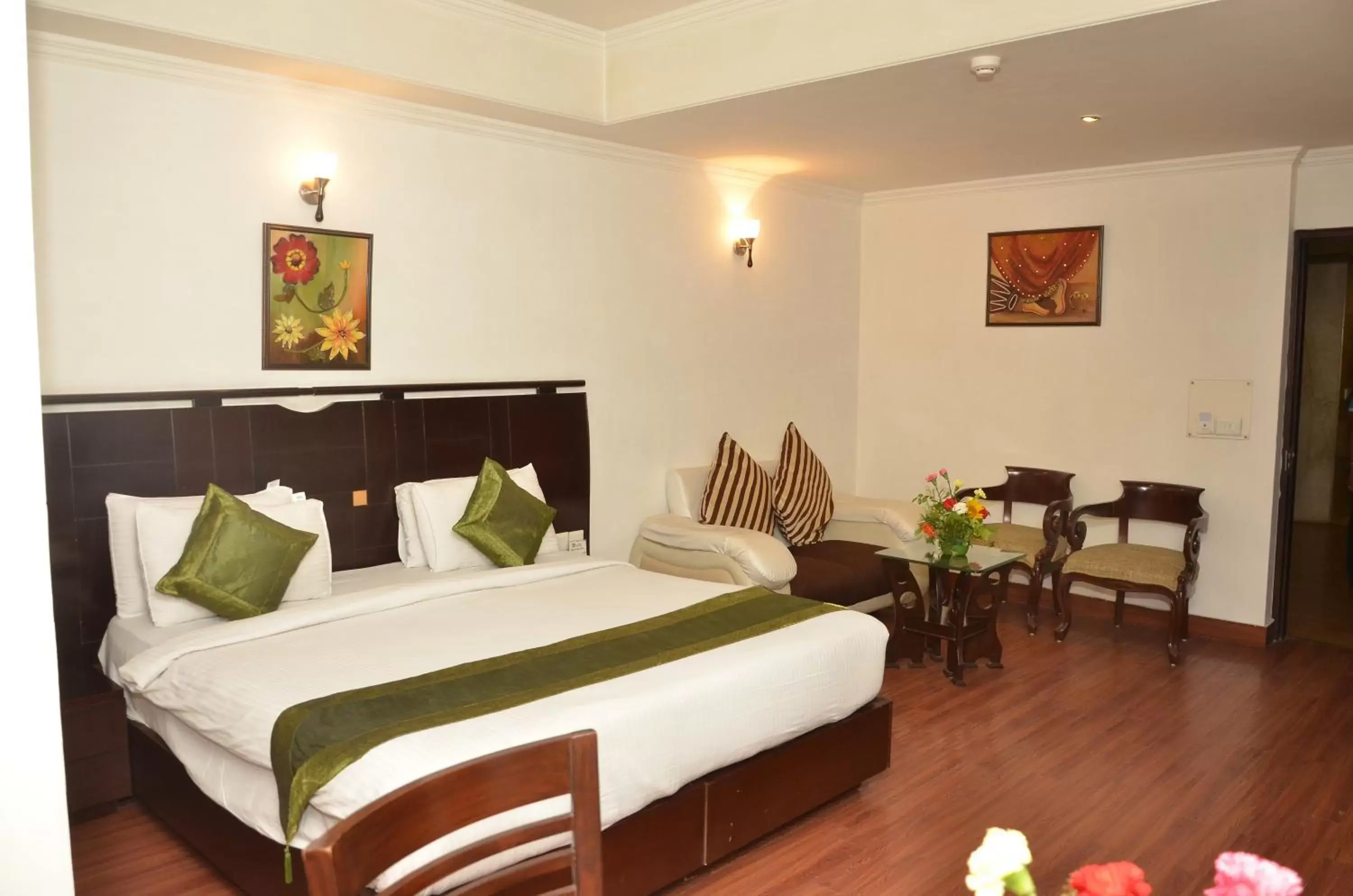 Living room, Bed in Airport Hotel Grand, New Delhi