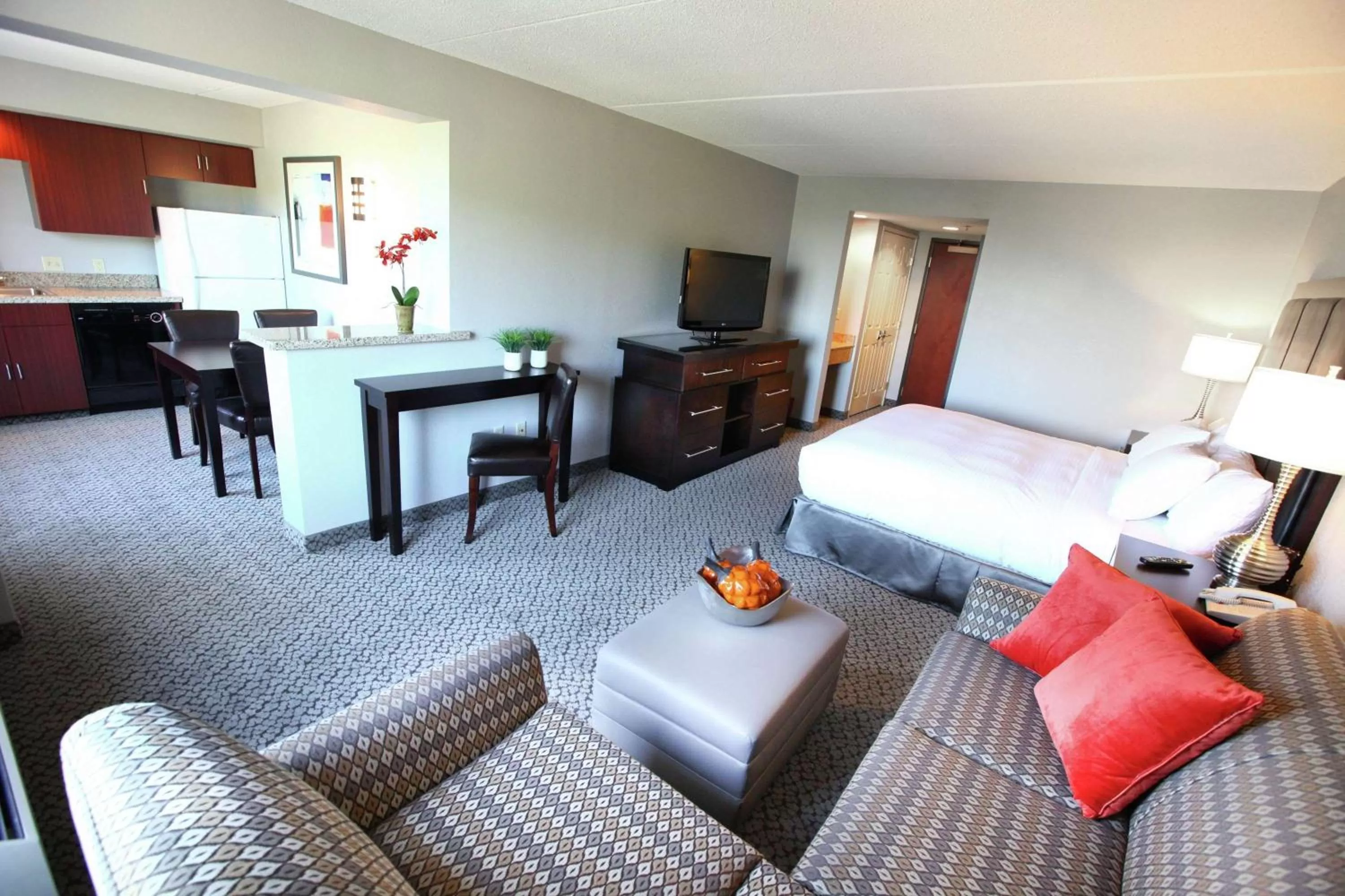 King Suite and Kitchenette in Hilton Garden Inn Des Moines Airport