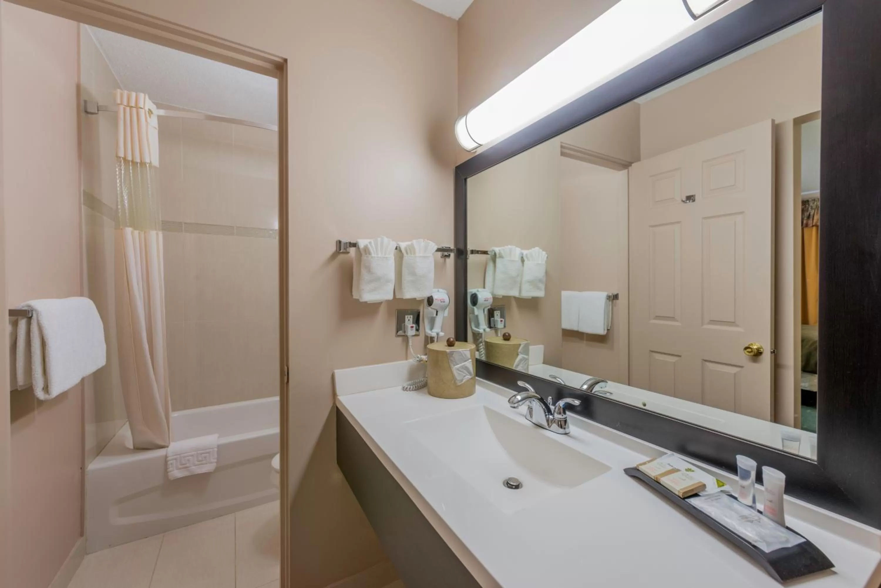 Bathroom in Howard Johnson by Wyndham Downtown Kamloops