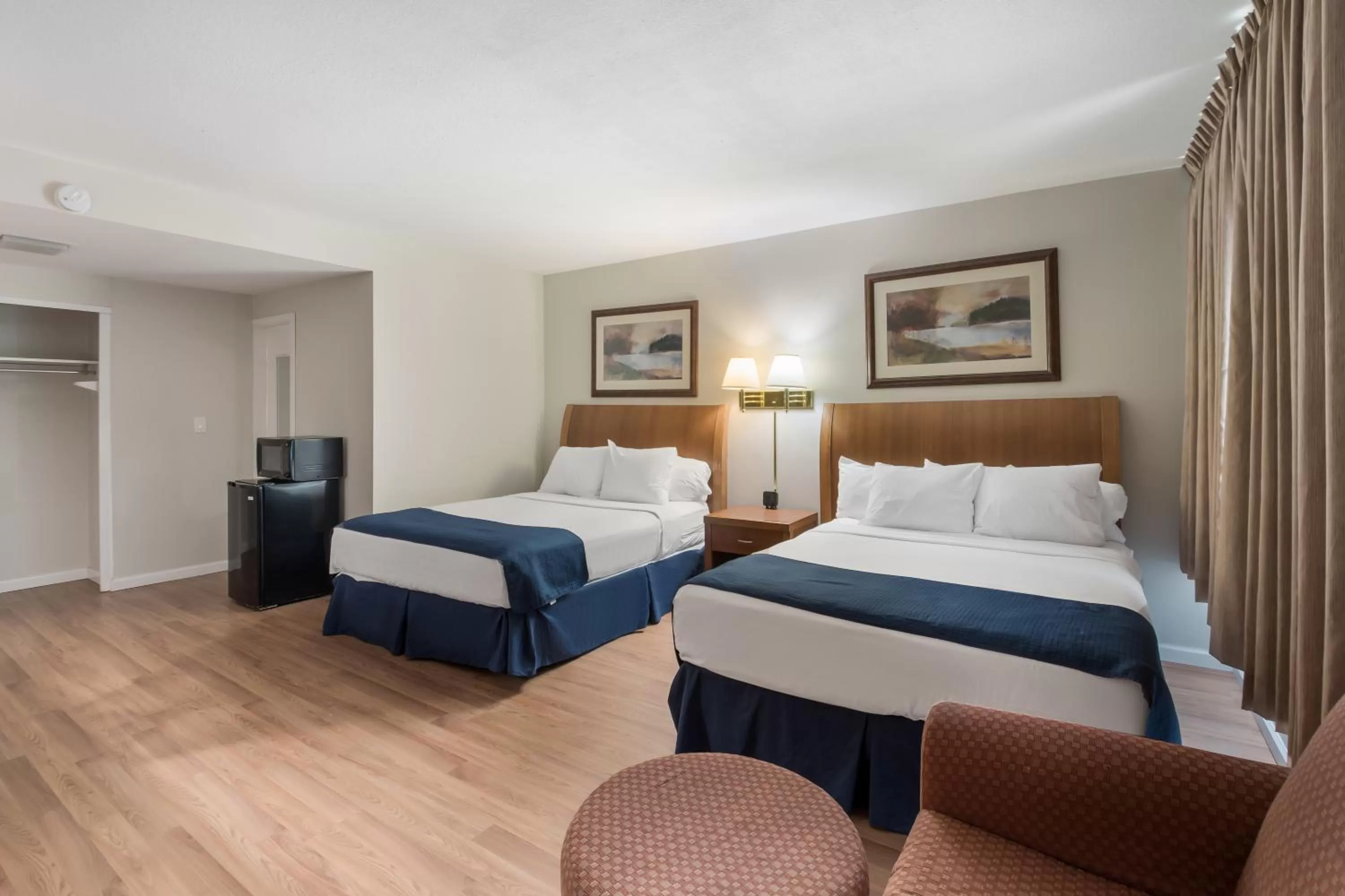 Photo of the whole room, Bed in Americas Best Value Inn-Painted Post