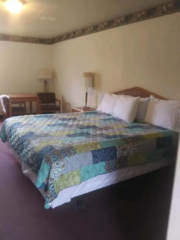 Bed in Whispering Creek Lodging & RV Resort